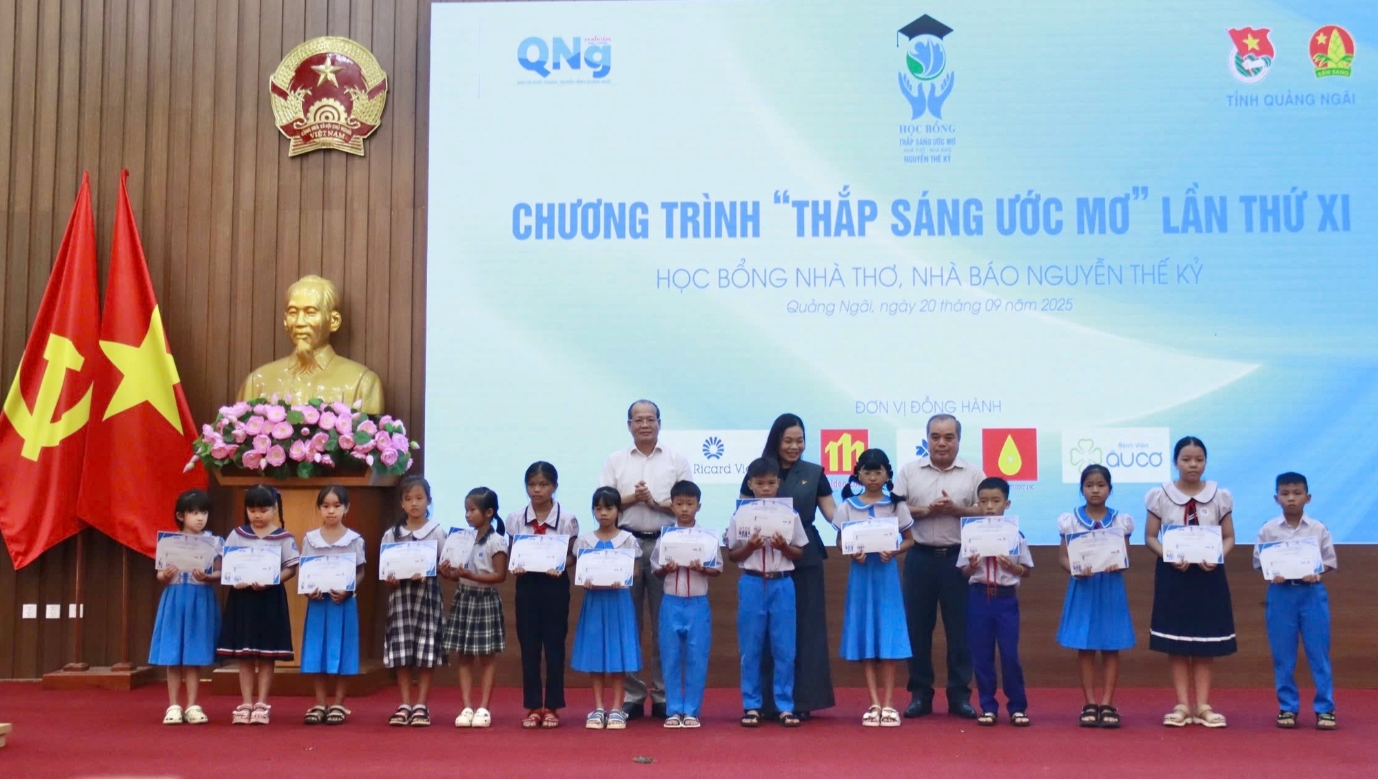 Trao học bổng Thắp sáng ước mơ cho học sinh, sinh viên nghèo Quảng Ngãi - Ảnh 2.