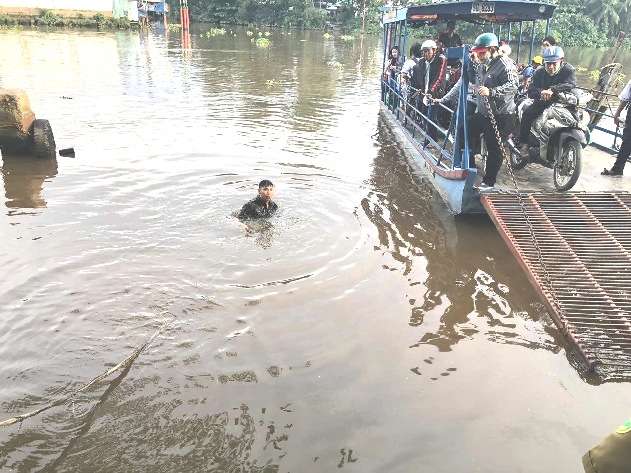 TP.HCM: Thành viên an ninh cơ sở xã Bình Lợi cứu học sinh rơi sông- Ảnh 1.