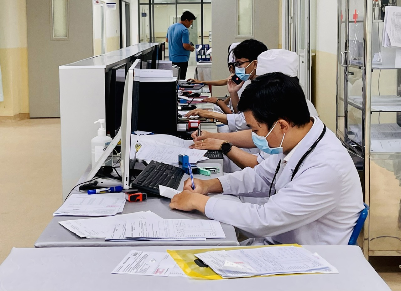Bệnh án điện tử: Làm bất kể ngày đêm để kịp tiến độ- Ảnh 1.