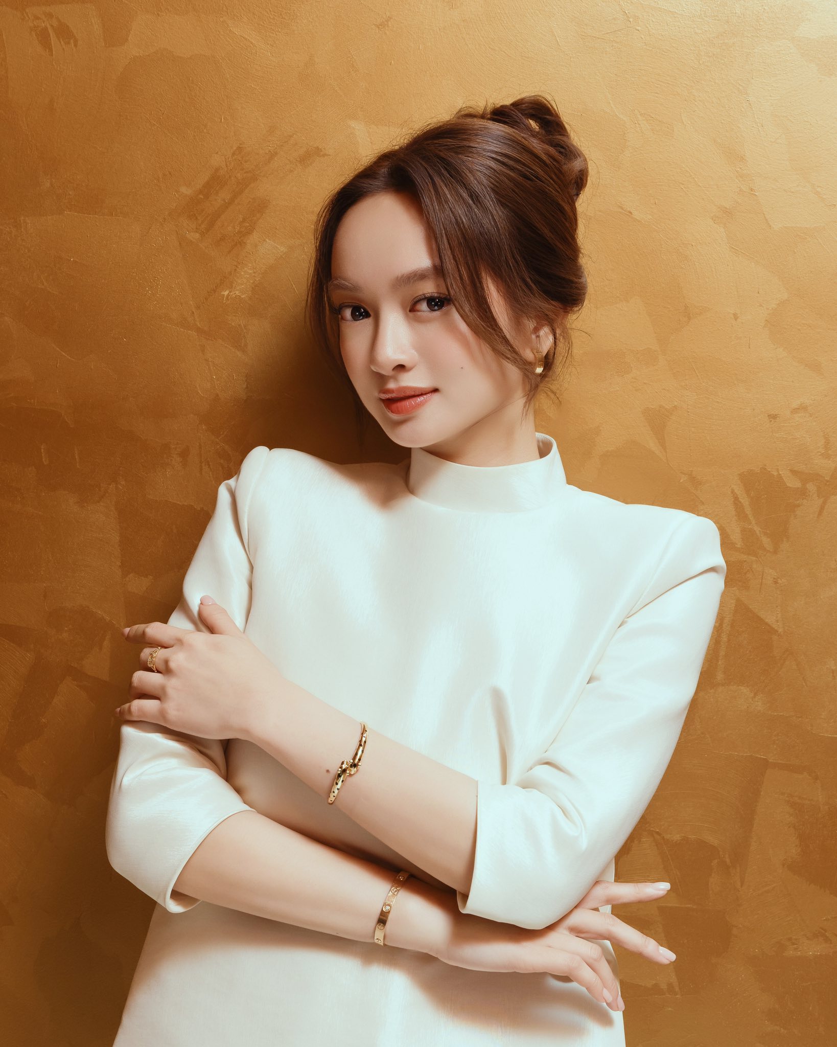 Vẻ quyến rũ của 2 mỹ nhân đóng 'Tử chiến trên không' đang gây sốt - Ảnh 2.