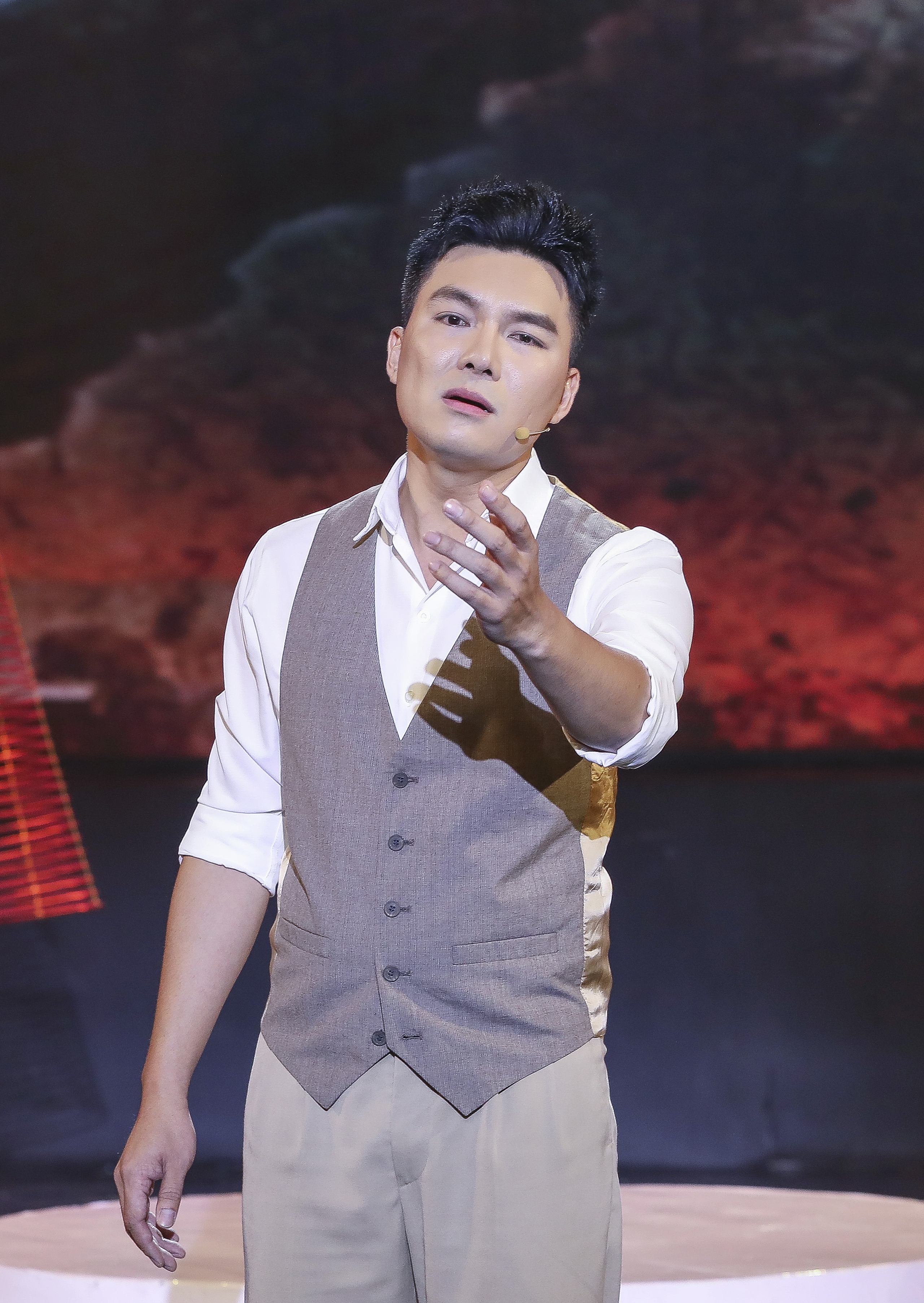 Cựu tiếp viên hàng không hát 'Lan và Điệp' gây chú ý ở 'Tình bolero' - Ảnh 2.