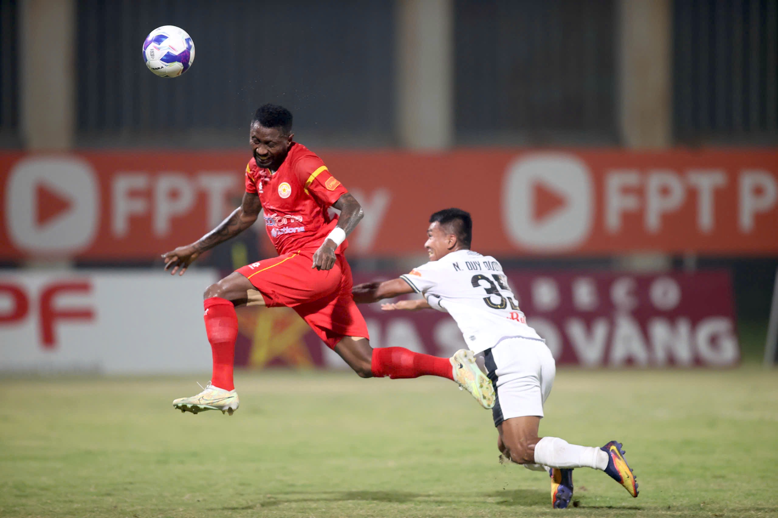 U.23 Vietnam shines, PVF-CAND and Da Nang have a very exciting score chase: 4 goals divided equally! - Photo 4. U.23 Việt Nam tỏa sáng, PVF-CAND và Đà Nẵng rượt đuổi tỷ số cực gay cấn: 4 bàn chia đều! - Ảnh 4.