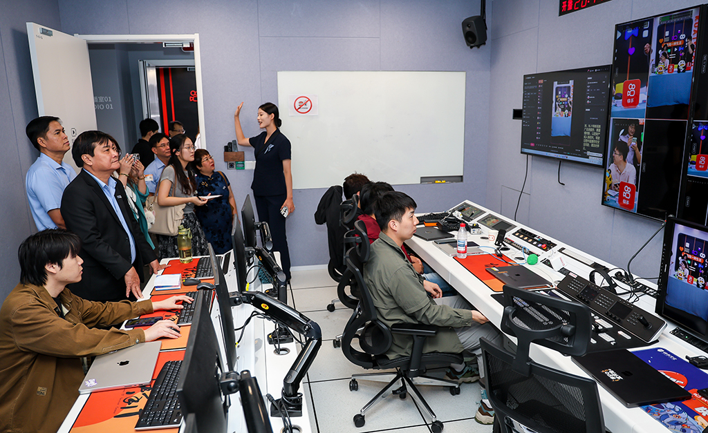 Báo Thanh Niên kết nối Thanh Niên Việt - Trung qua hành trình khám phá công nghệ và văn hóa - Ảnh 5.