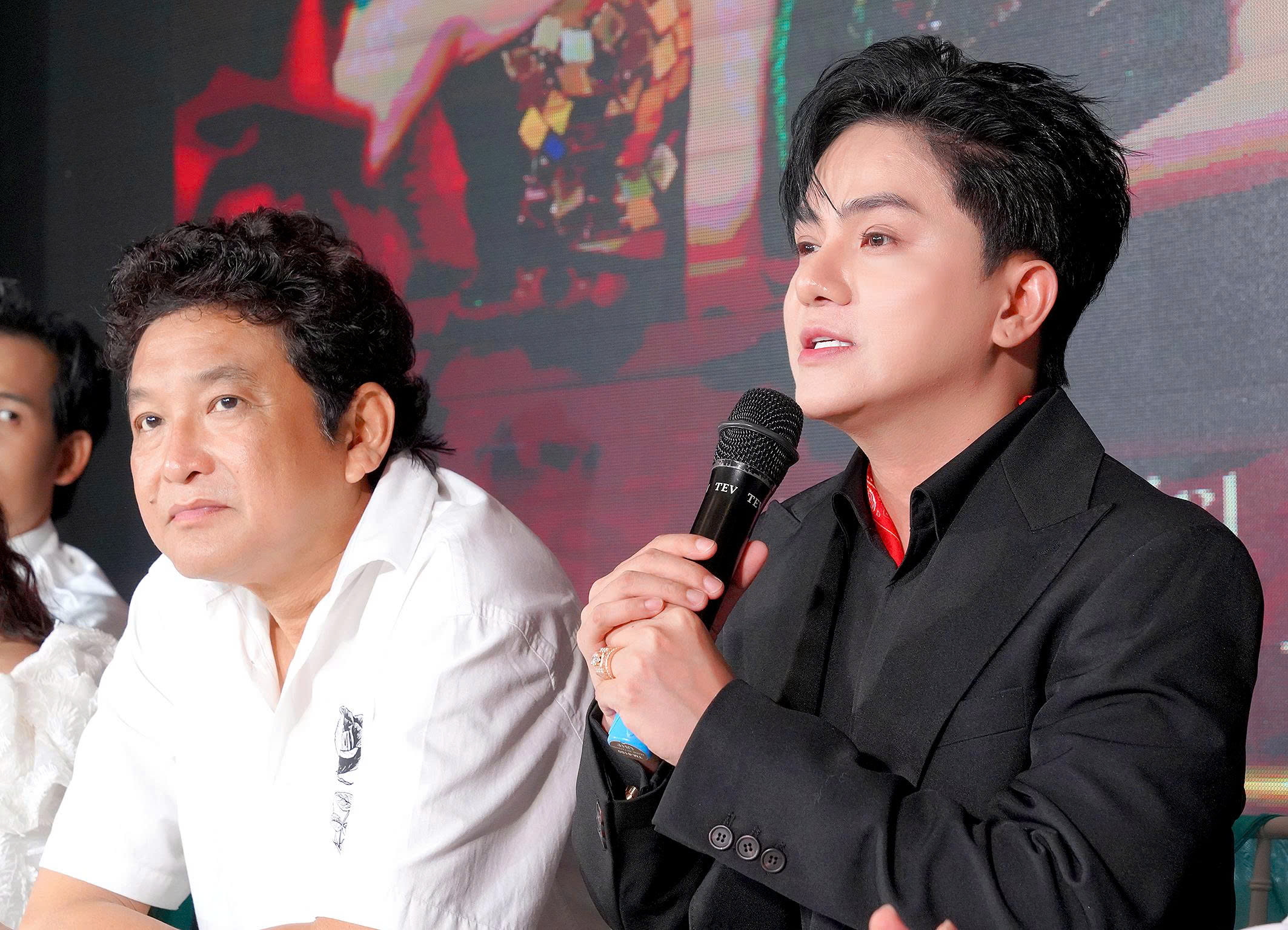 Meritorious Artist Kim Tu Long and People's Artist Trong Phuc perform the musical 'Mong Phu Hoa' - Photo 2. NSƯT Kim Tử Long và NSND Trọng Phúc diễn nhạc kịch 'Mộng phù hoa'- Ảnh 2.