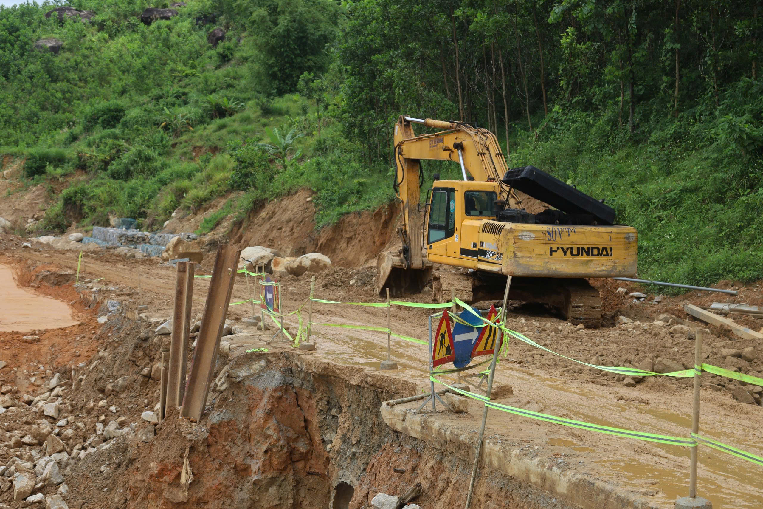 Dự án sửa chữa taluy đường Trường Sơn Đông ngổn ngang, chậm tiến độ- Ảnh 2.