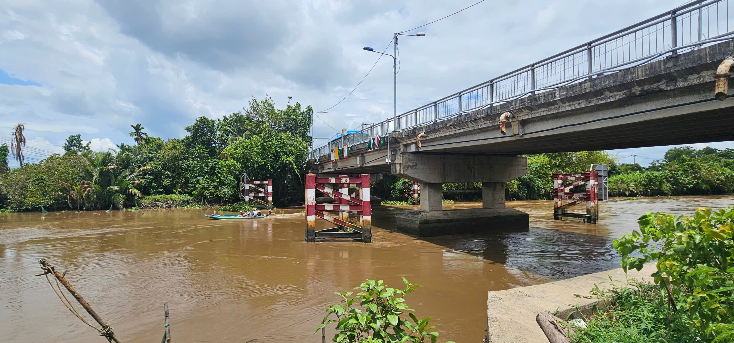 Tìm thấy thi thể nam thiếu niên bị nước cuốn trôi trên Kênh Xáng ở TP.HCM- Ảnh 1.