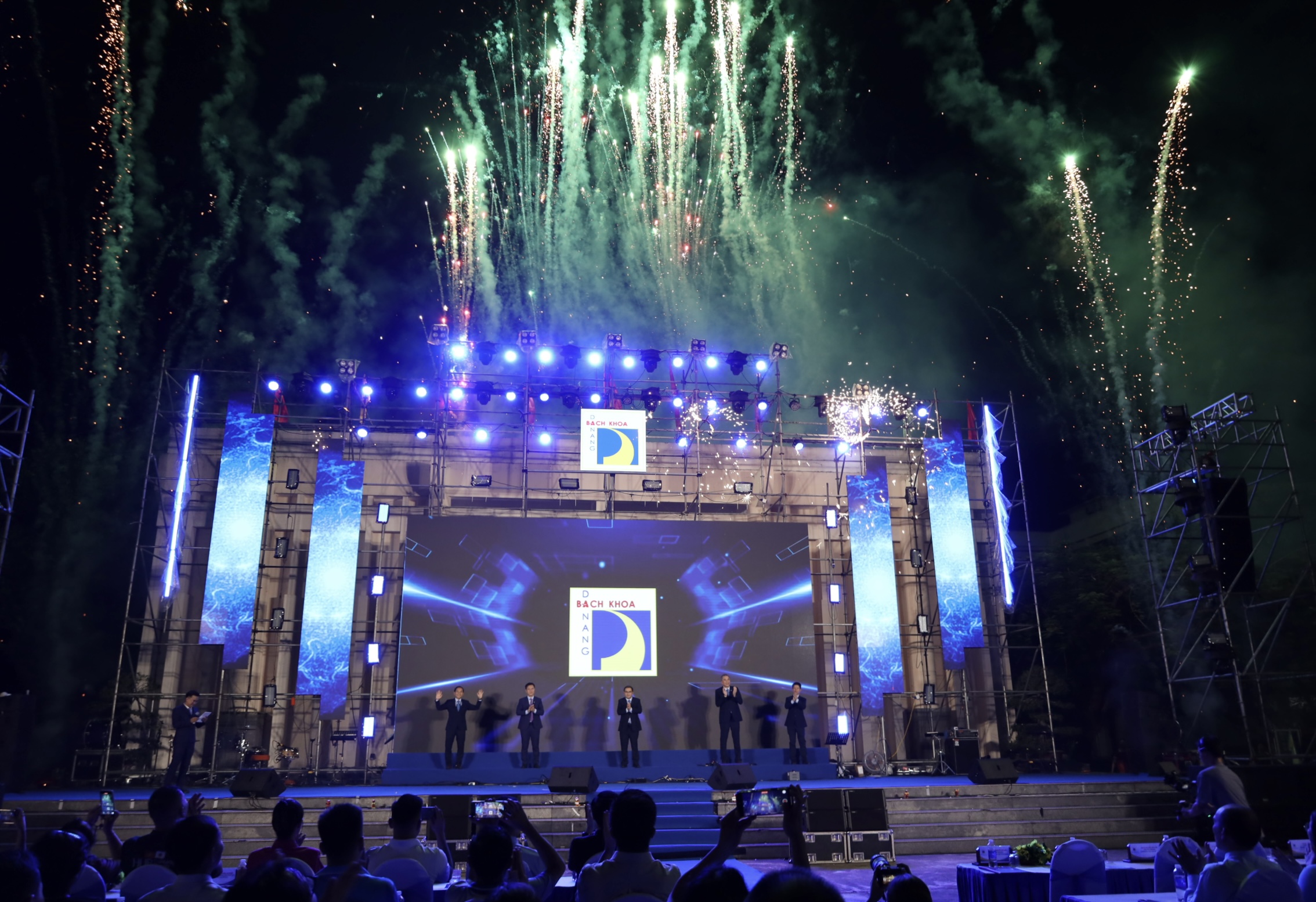 Politécnico de Danang: Explosão de emoções quando conhecimento e tecnologia musical se misturam - Foto 4. Bách khoa Đà Nẵng: Bùng nổ cảm xúc khi tri thức, công nghệ âm nhạc hòa quyện- Ảnh 4.