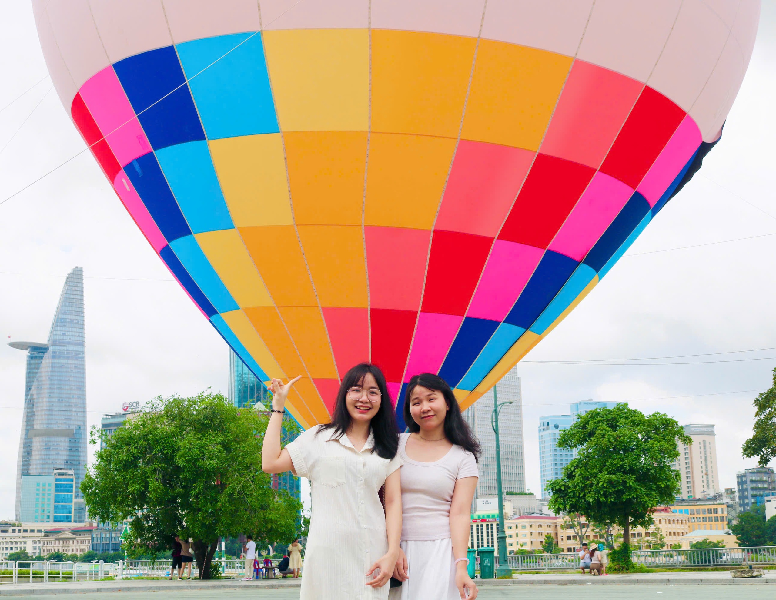 Cuối tuần đi check-in với khinh khí cầu ngay giữa lòng thành phố - Ảnh 4.