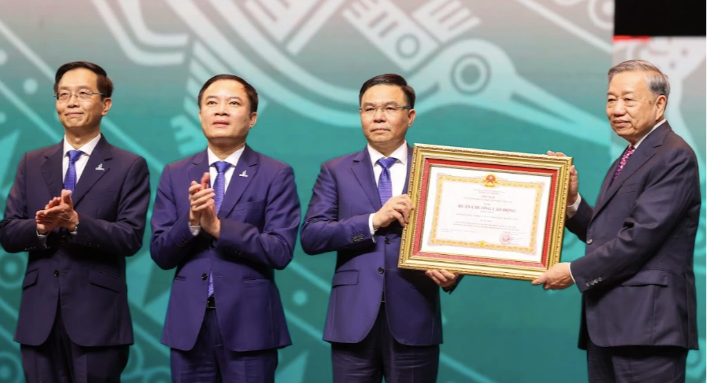 Tổng Bí thư Tô Lâm tặng 8 chữ cho Petrovietnam, kỳ vọng hoàn thành mục tiêu lớn - Ảnh 3.