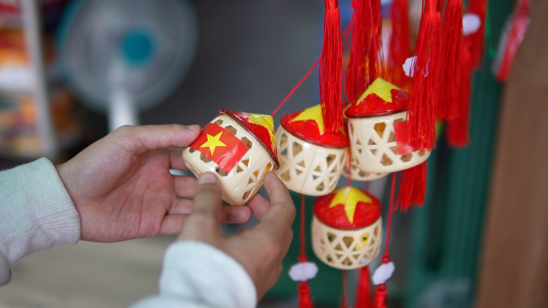 V&igrave; sao lồng đ&egrave;n n&oacute;n l&aacute; cờ đỏ sao v&agrave;ng được y&ecirc;u th&iacute;ch năm nay? - Ảnh 4.