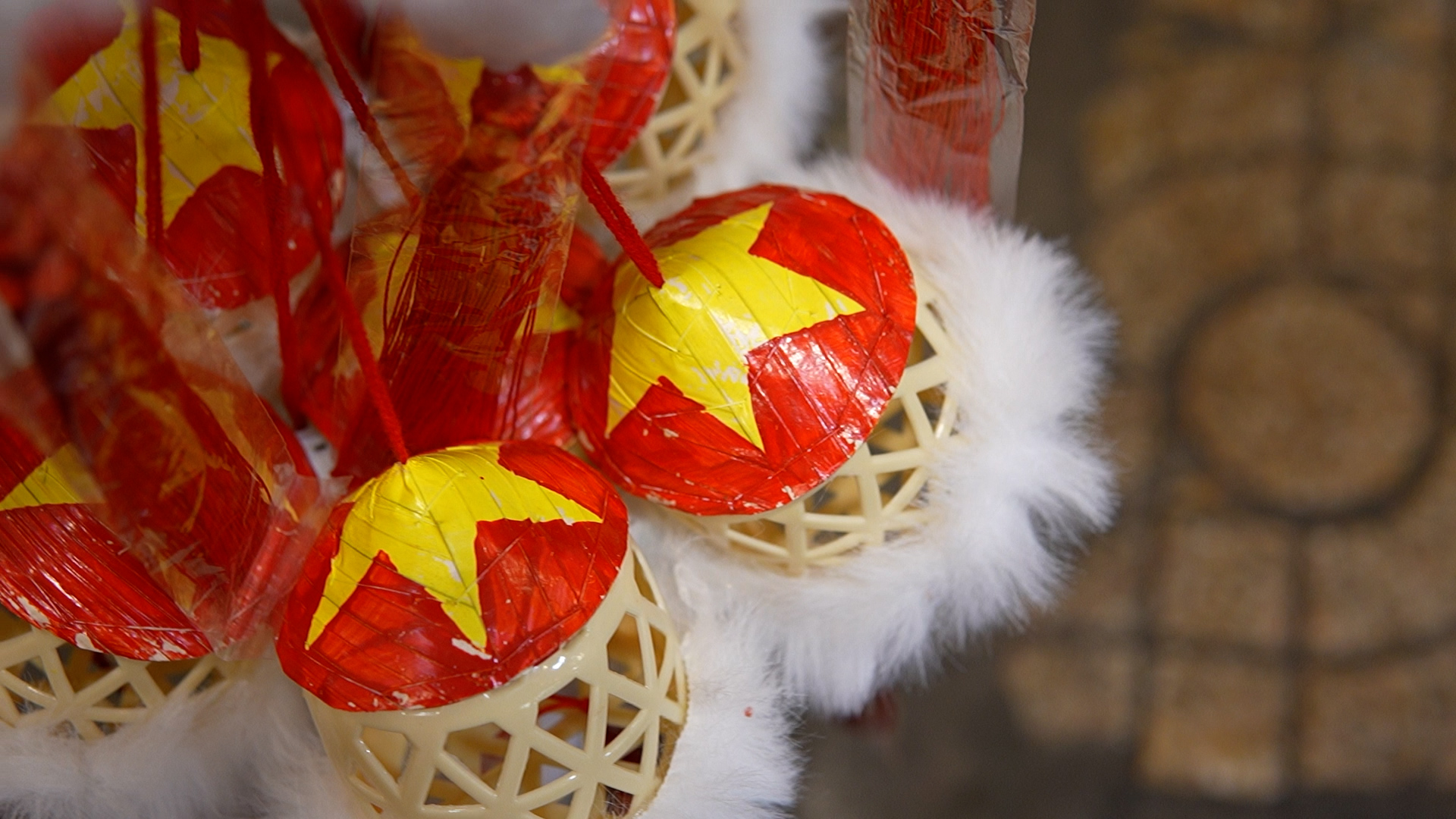 V&igrave; sao lồng đ&egrave;n n&oacute;n l&aacute; cờ đỏ sao v&agrave;ng được y&ecirc;u th&iacute;ch năm nay? - Ảnh 2.