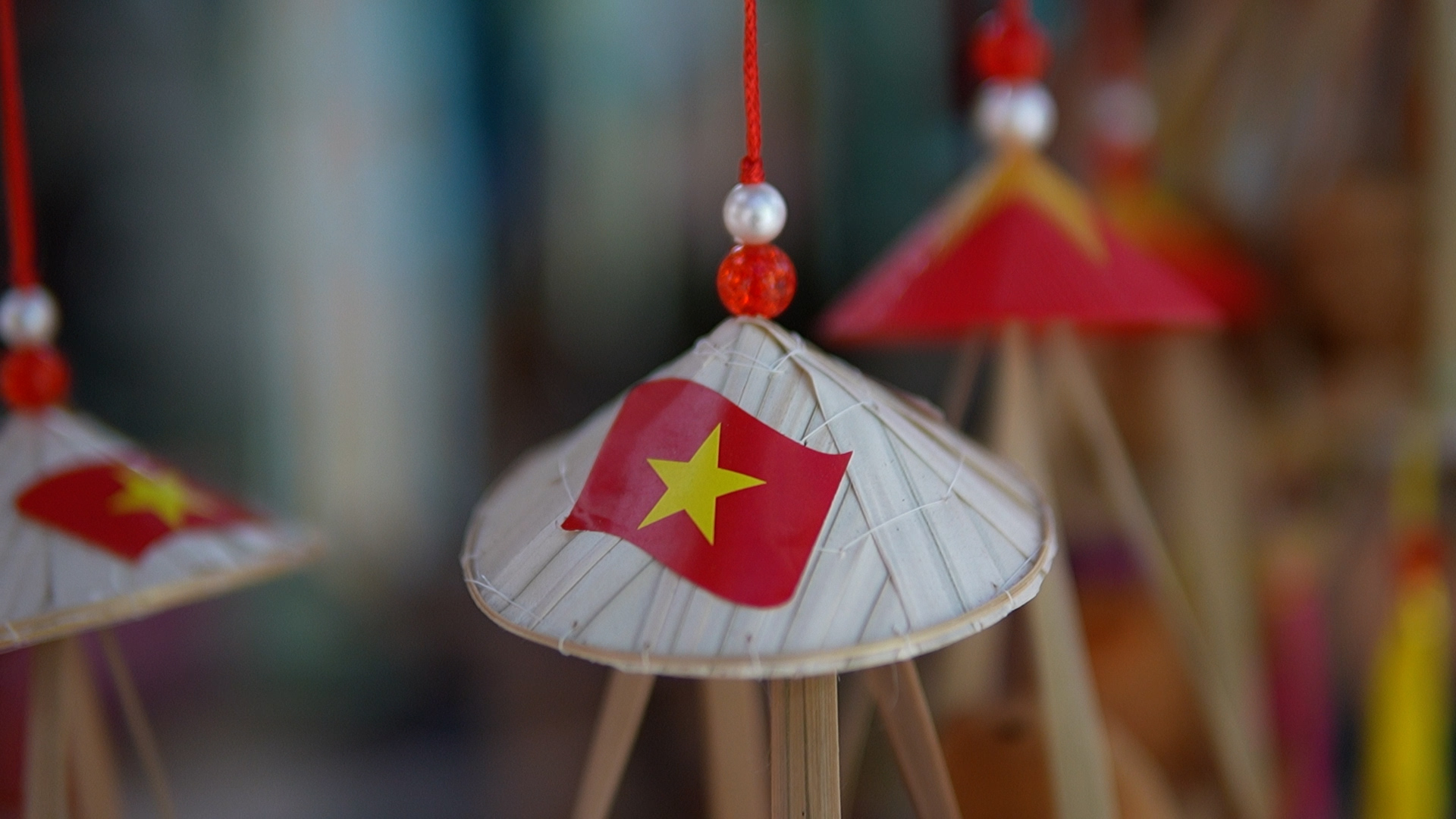 V&igrave; sao lồng đ&egrave;n n&oacute;n l&aacute; cờ đỏ sao v&agrave;ng được y&ecirc;u th&iacute;ch năm nay? - Ảnh 5.