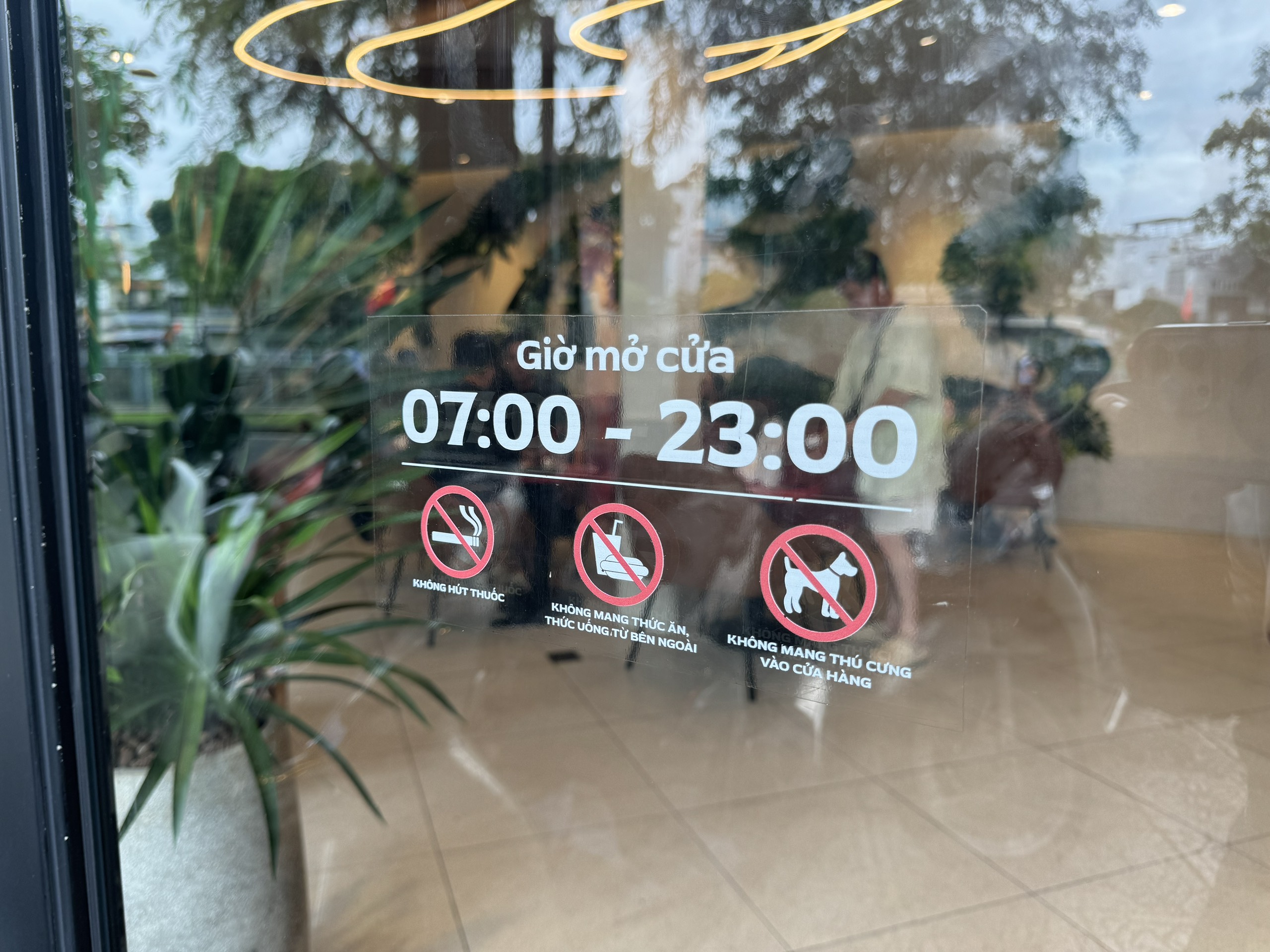 Hàng loạt quán cà phê ở TP.HCM cấm hút thuốc, khách vi phạm, xử lý thế nào? - Ảnh 1.