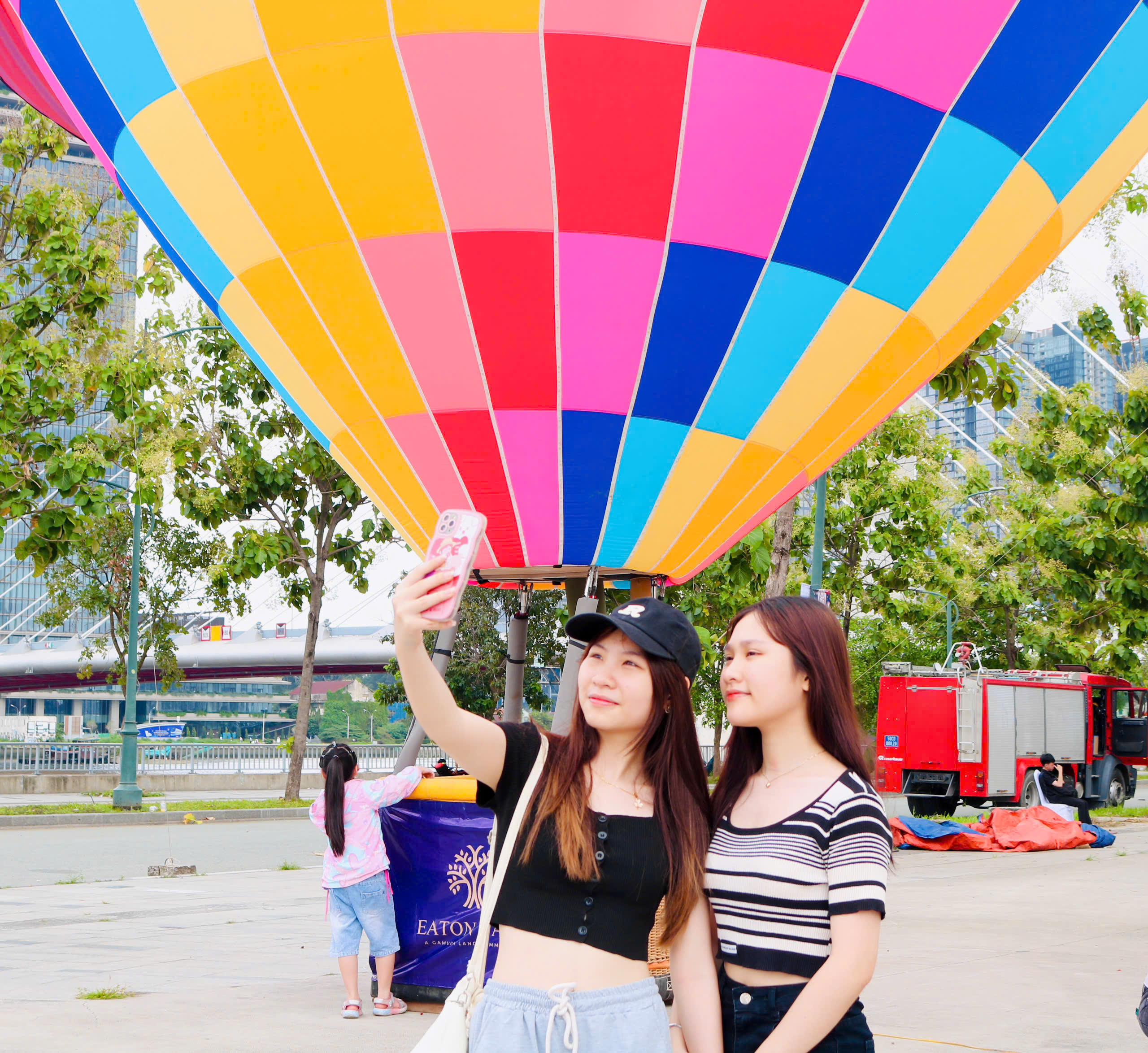 Cuối tuần đi check-in với khinh khí cầu ngay giữa lòng thành phố - Ảnh 2.