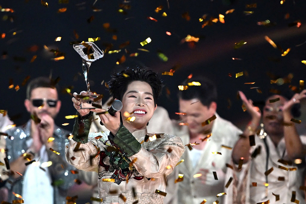 Başbakan, şarkıcı Duc Phuc'un Intervision 2025'i kazanmasını tebrik etti - Fotoğraf 1. Thủ tướng chúc mừng ca sĩ Đức Phúc giành quán quân Intervision 2025 - Ảnh 1.