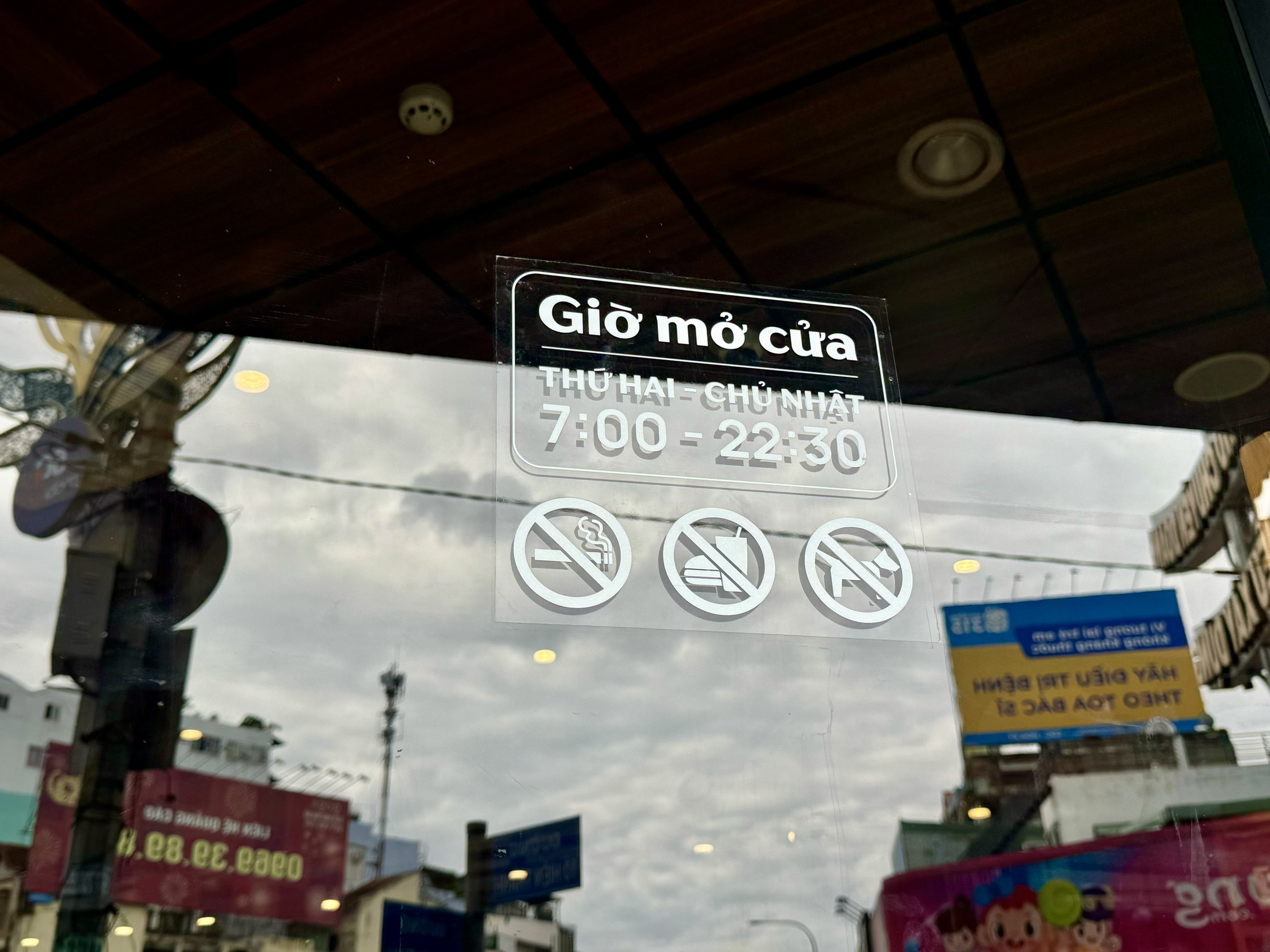 Hàng loạt quán cà phê ở TP.HCM cấm hút thuốc, khách vi phạm, xử lý thế nào? - Ảnh 1.