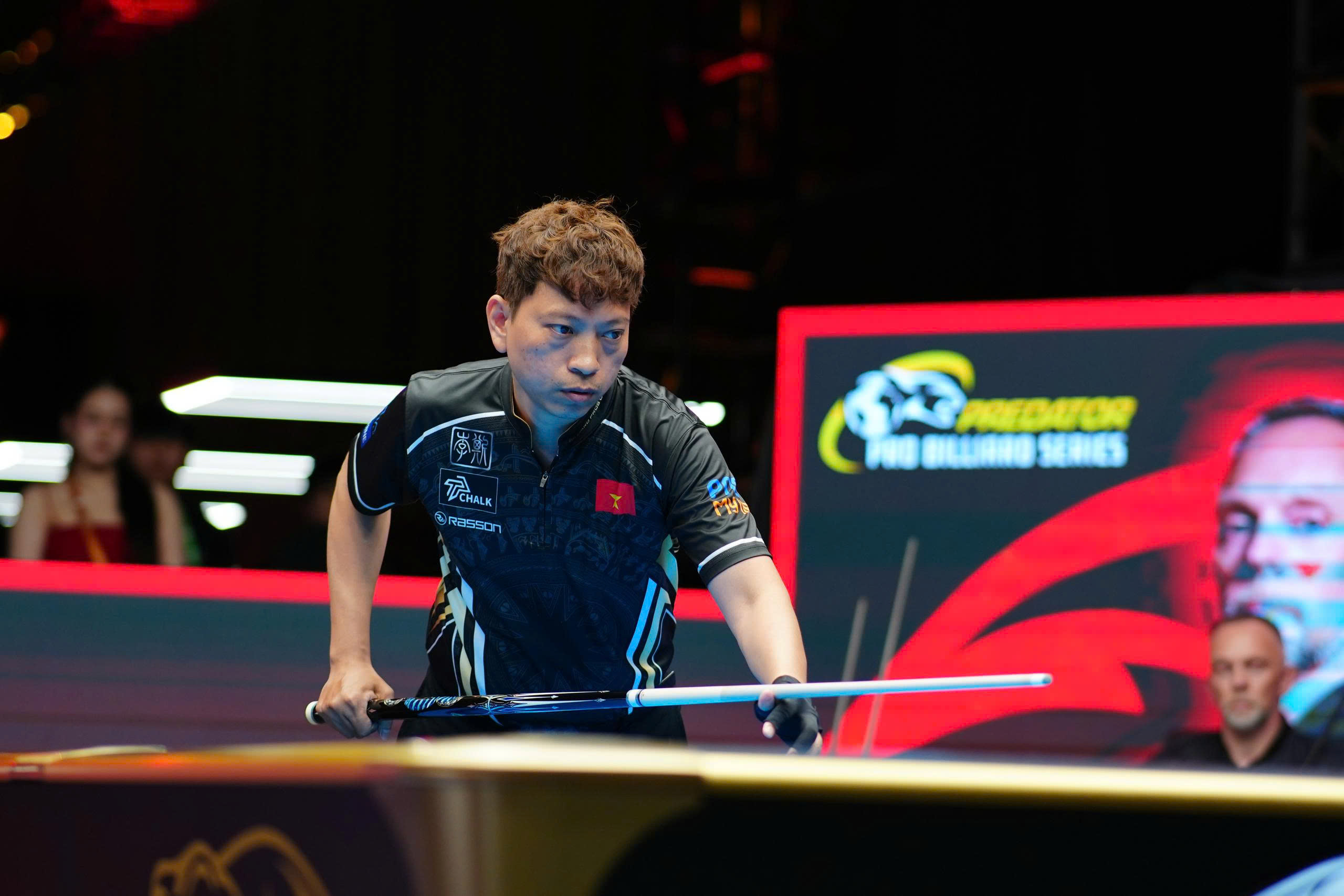 កីឡាករវៀតណាមពីររូបឈានទៅប្រកួតជើងឯកកីឡាប៊ីយ៉ាបាល់ទាំង១០ផ្នែកបុរស - រូបថត ១. Hai tay cơ Việt Nam đi tiếp ở giải billiards vô địch thế giới 10 bi nam - Ảnh 1.