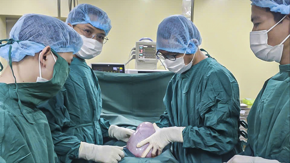 Quảng Ngãi: Cắt bỏ khối u buồng trứng ‘khủng’ 5,5 kg cho nữ bệnh nhân 19 tuổi- Ảnh 1. Quảng Ngãi: Cắt bỏ khối u buồng trứng ‘khủng’ 5,5 kg cho nữ bệnh nhân 19 tuổi- Ảnh 1.