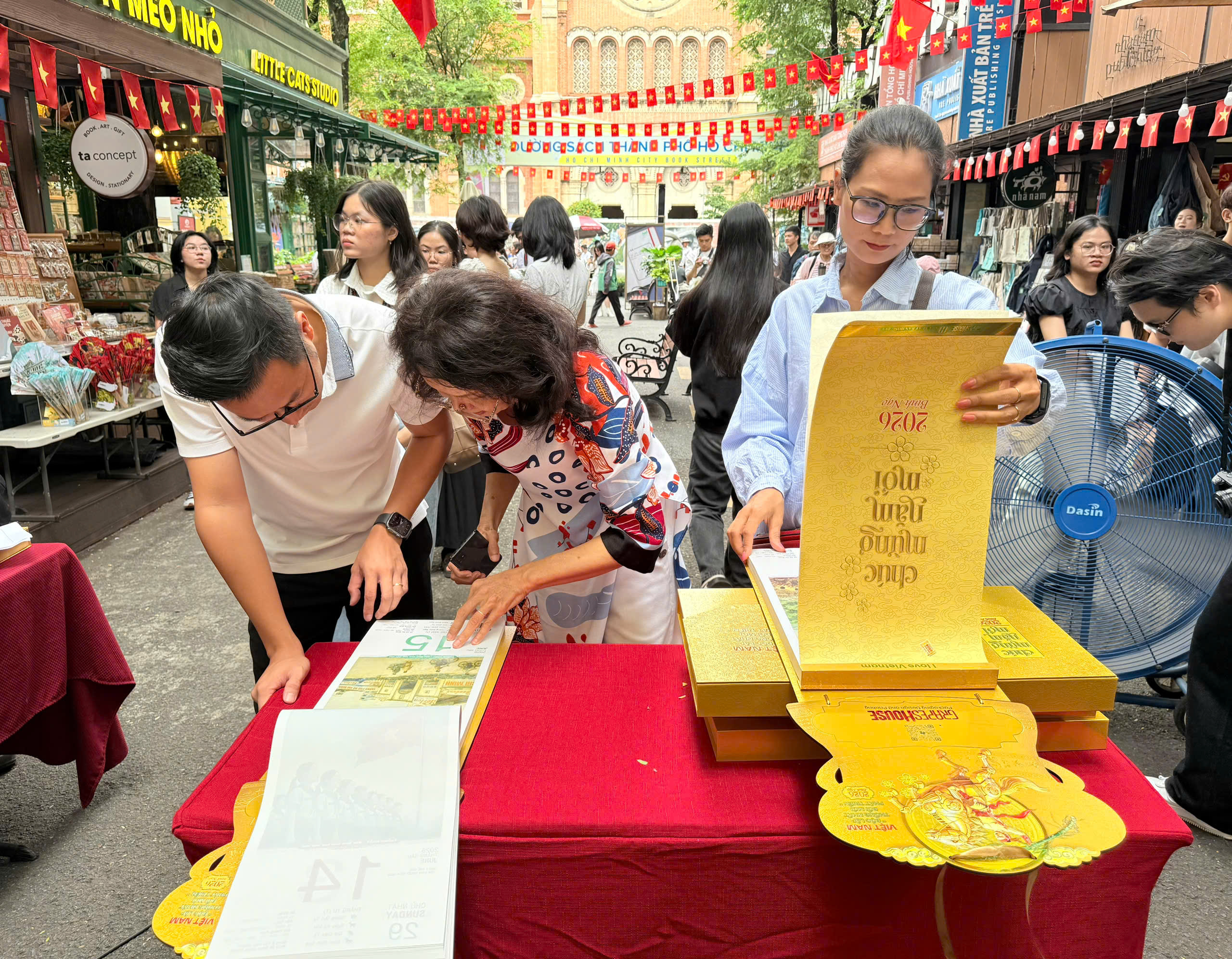 Obří kalendář znovu zobrazuje vietnamskou historii - posvátné milníky - Foto 5. Bộ lịch cực đại tái hiện lịch sử Việt Nam - những dấu mốc thiêng liêng - Ảnh 5.