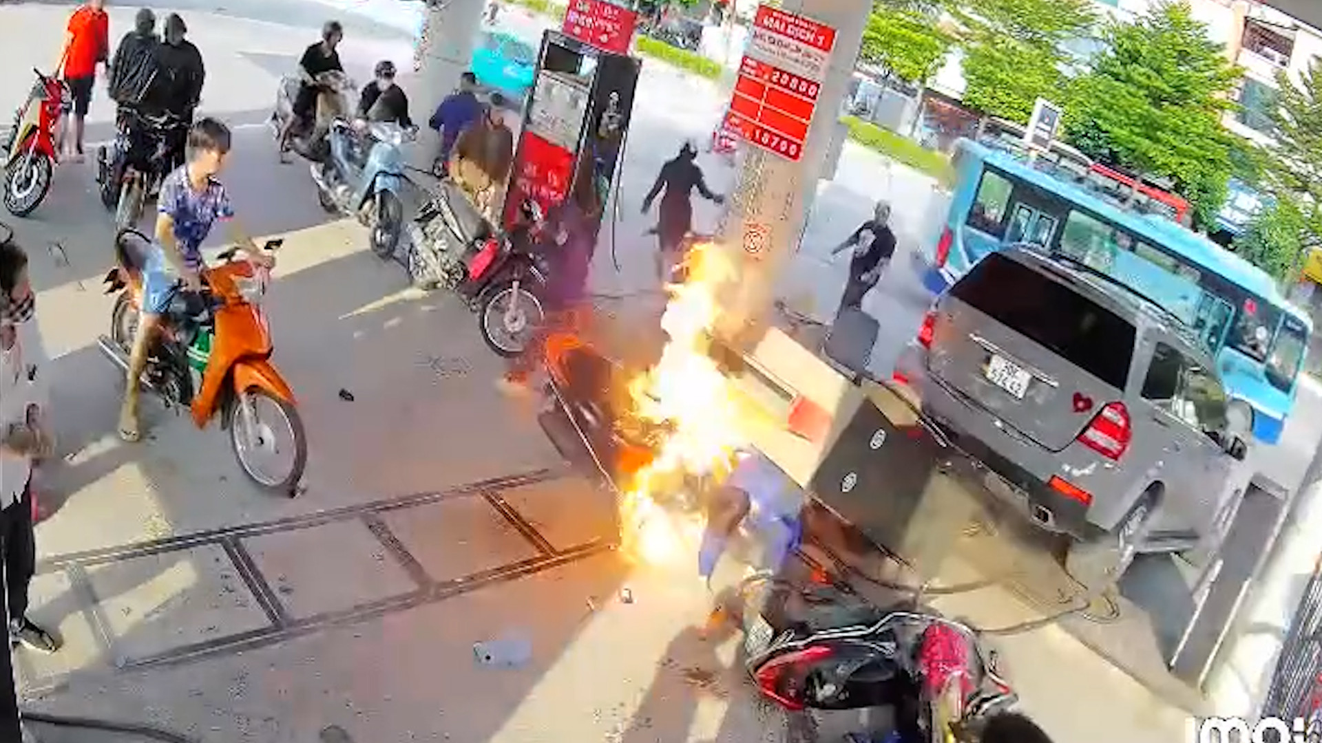 Hà Nội: Ô tô lùi đổ cột bơm xăng gây cháy dữ dội- Ảnh 1.