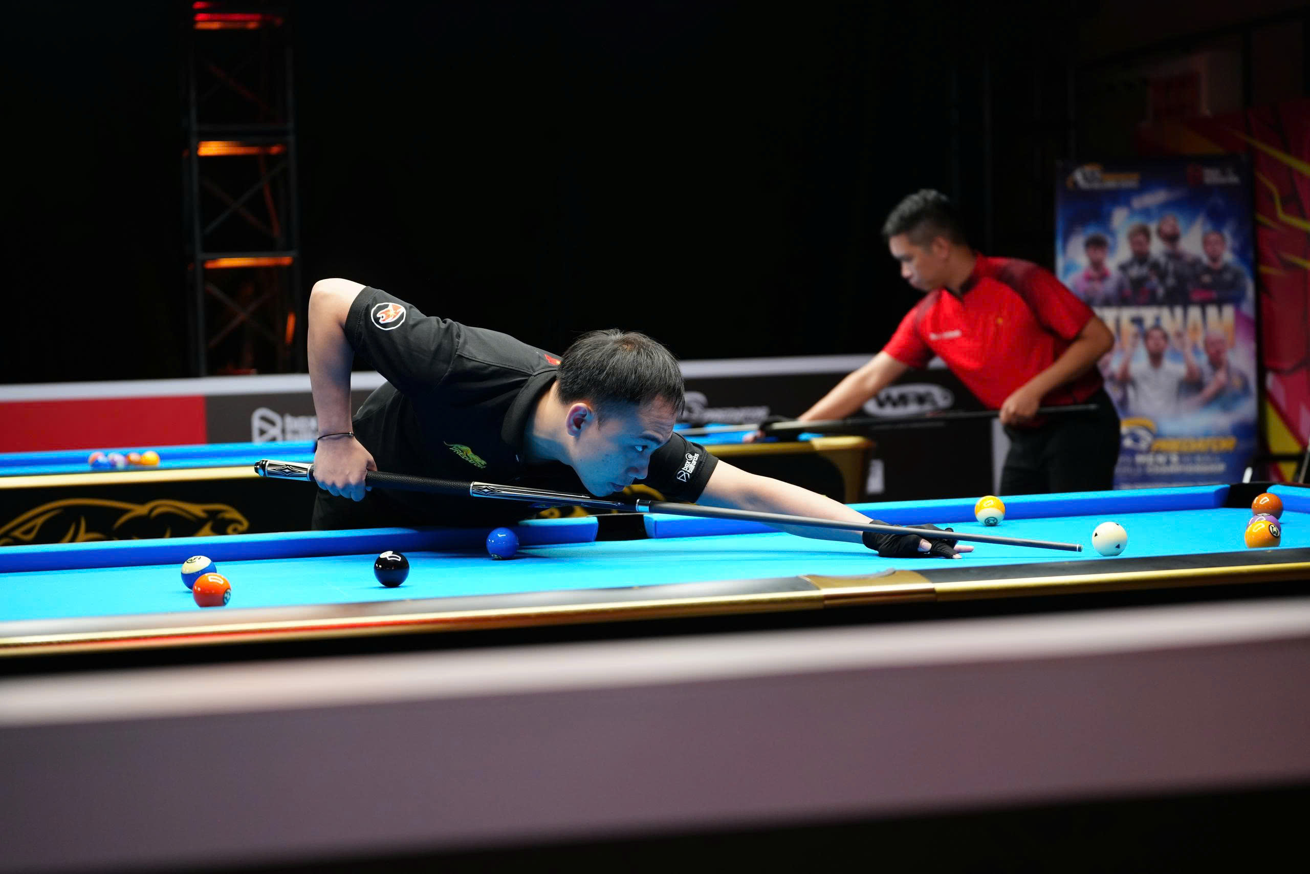 កីឡាករវៀតណាមពីររូបឈានទៅប្រកួតជើងឯកកីឡាប៊ីយ៉ាបាល់ពិភពលោក 10 បាល់បុរស - រូបថត 2. Hai tay cơ Việt Nam đi tiếp ở giải billiards vô địch thế giới 10 bi nam - Ảnh 2.