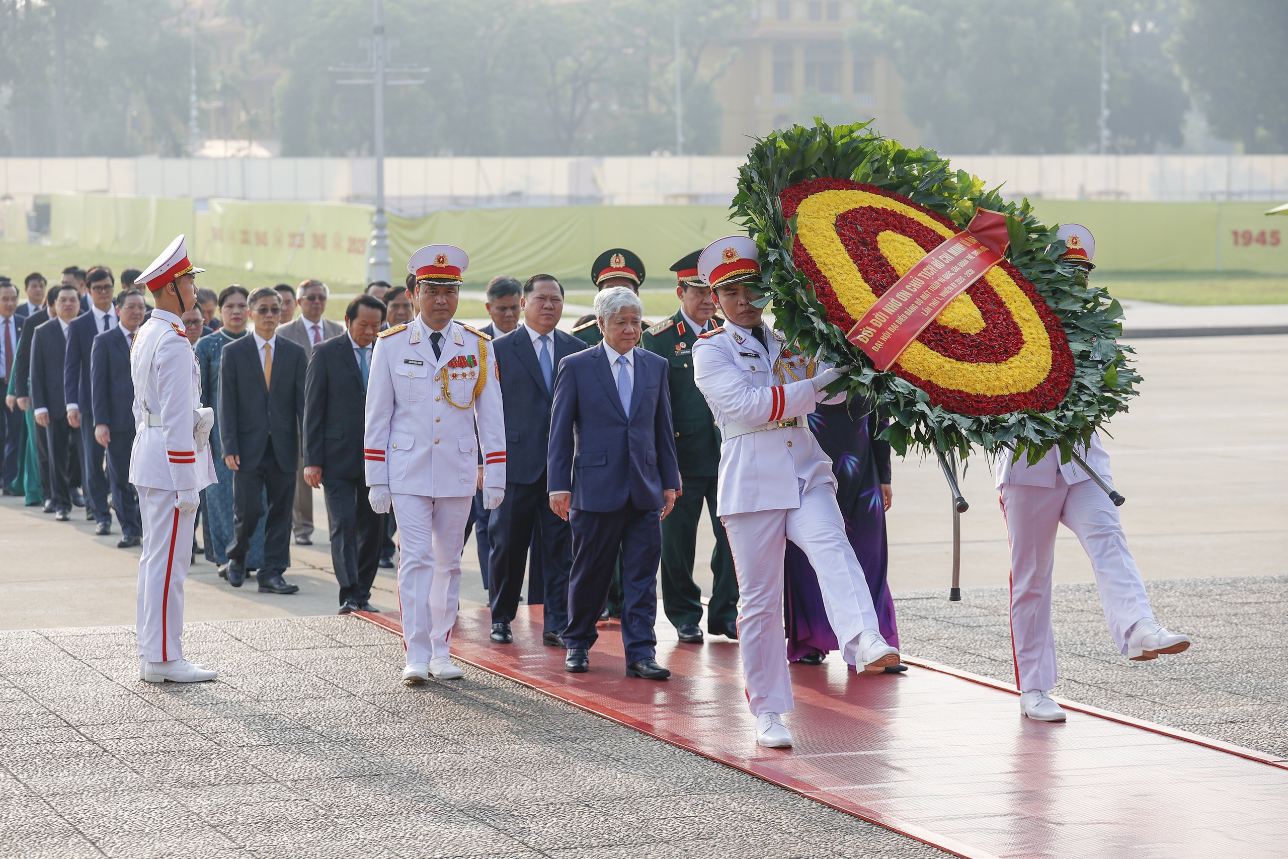 Đại biểu Đảng bộ MTTQ, các đoàn thể T.Ư vào Lăng viếng Chủ tịch Hồ Chí Minh- Ảnh 1. Đại biểu Đảng bộ MTTQ, các đoàn thể T.Ư vào Lăng viếng Chủ tịch Hồ Chí Minh- Ảnh 1.