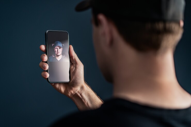 Xác thực gương mặt của ứng dụng ngân hàng vô dụng với lỗ hổng này trên iPhone - Ảnh 1. Xác thực gương mặt của ứng dụng ngân hàng vô dụng với lỗ hổng này trên iPhone - Ảnh 1.