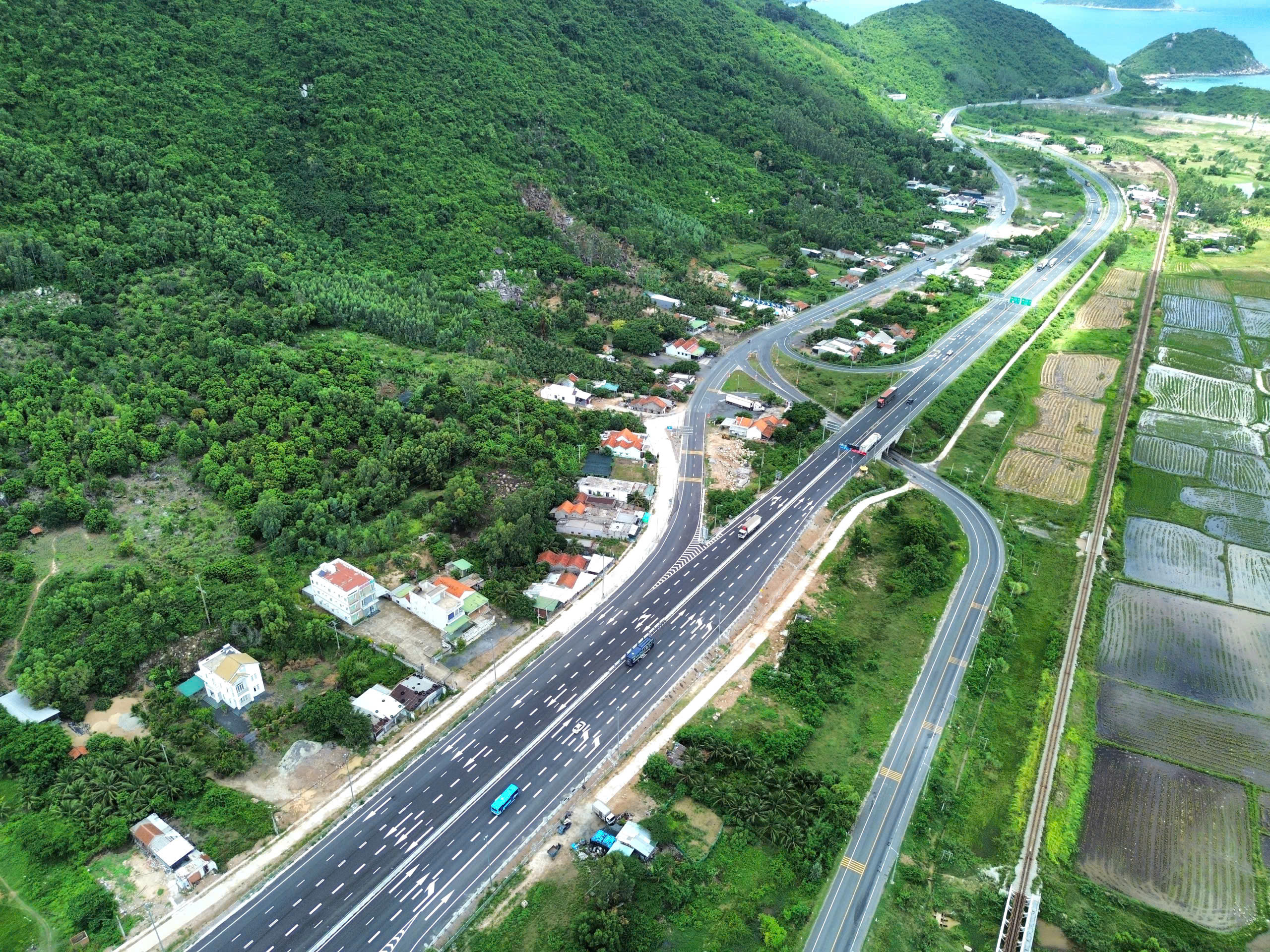 Cao tốc Vân Phong - Nha Trang hoàn thành , kết nối TP.HCM đến Đắk Lắk - Ảnh 4. Cao tốc Vân Phong - Nha Trang hoàn thành , kết nối TP.HCM đến Đắk Lắk - Ảnh 4.