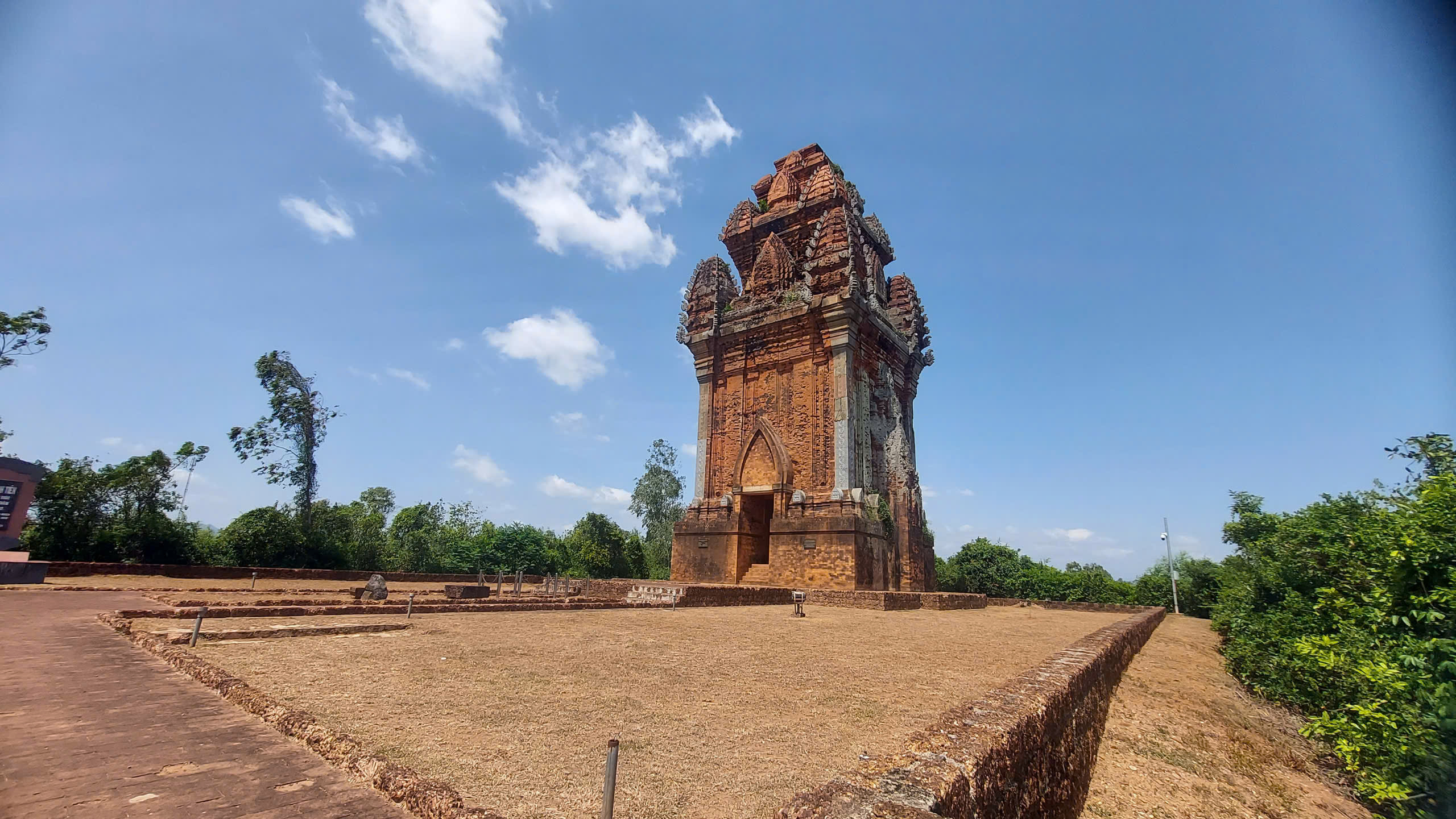 មក Gia Lai ដើម្បីមើលប៉ម Canh Tien ទស្សនាបន្ទាយ Hoang De - រូបថត ៥. Đến Gia Lai ngắm tháp Cánh Tiên, thăm thành Hoàng Đế- Ảnh 5.