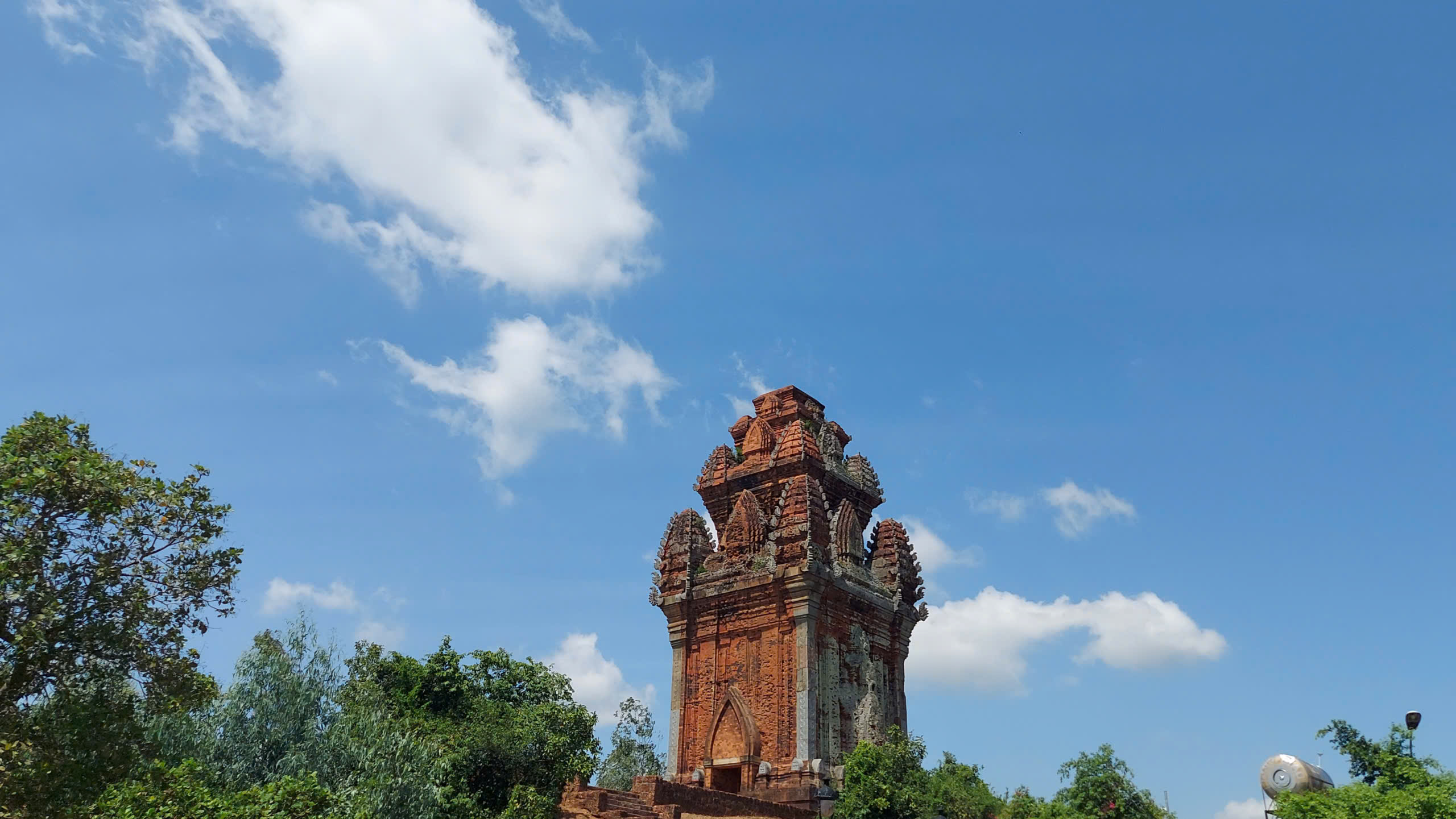 មក Gia Lai ដើម្បីមើលប៉ម Canh Tien ទស្សនាបន្ទាយ Hoang De - រូបថត ១. Đến Gia Lai ngắm tháp Cánh Tiên, thăm thành Hoàng Đế- Ảnh 1.