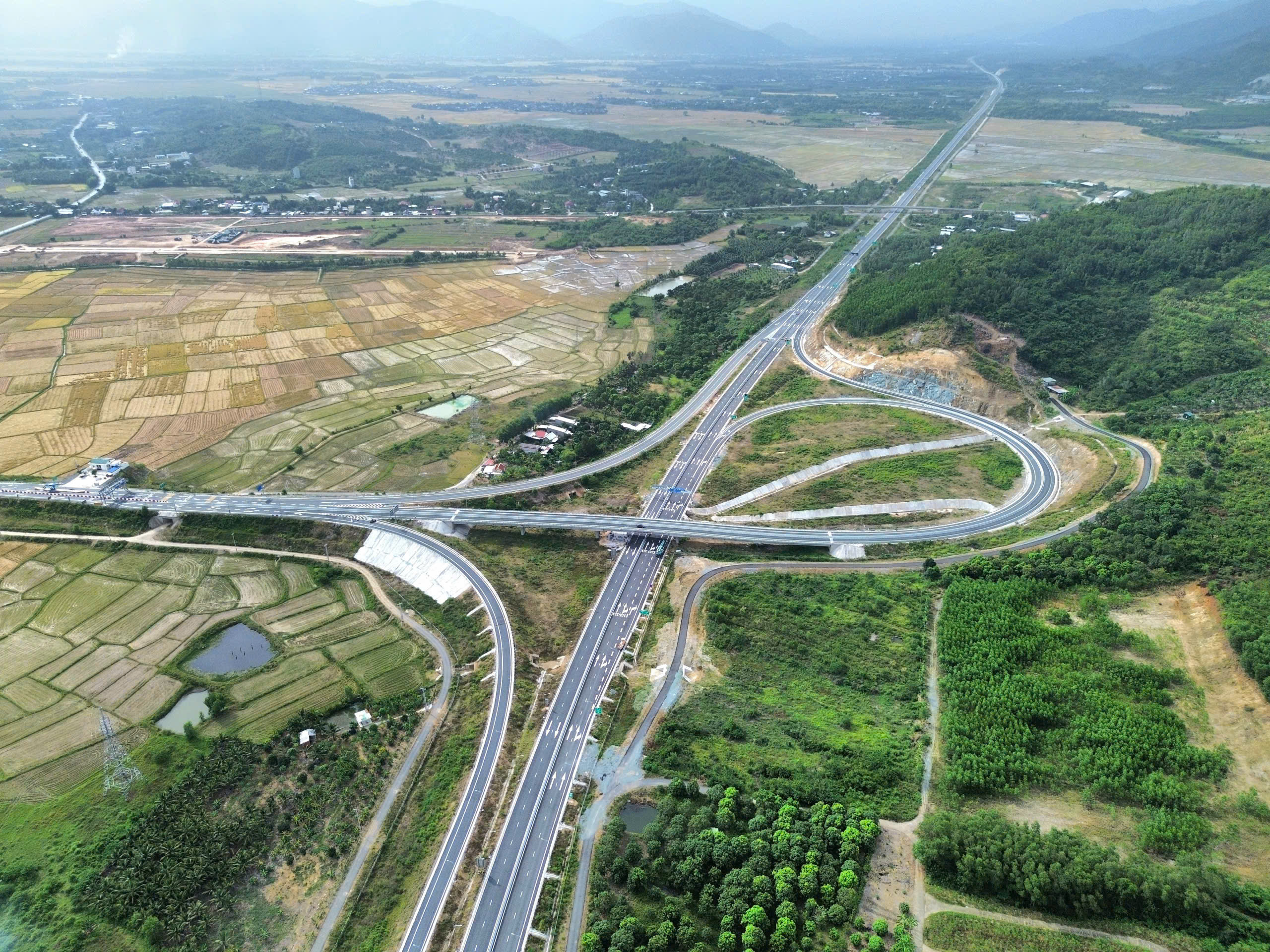 Cao tốc Vân Phong - Nha Trang hoàn thành , kết nối TP.HCM đến Đắk Lắk - Ảnh 2. Cao tốc Vân Phong - Nha Trang hoàn thành , kết nối TP.HCM đến Đắk Lắk - Ảnh 2.