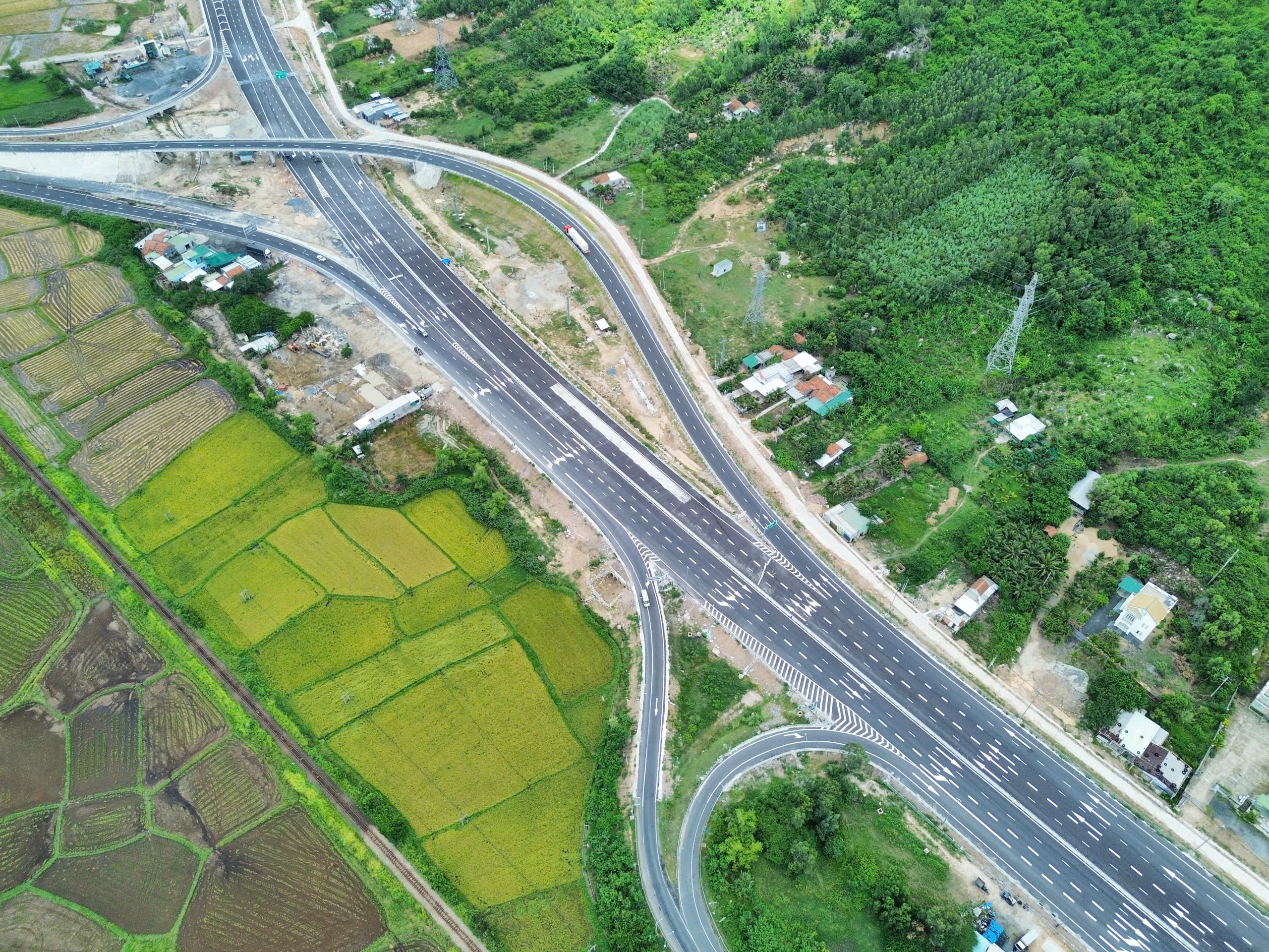 Cao tốc Vân Phong - Nha Trang hoàn thành , kết nối TP.HCM đến Đắk Lắk - Ảnh 3. Cao tốc Vân Phong - Nha Trang hoàn thành , kết nối TP.HCM đến Đắk Lắk - Ảnh 3.