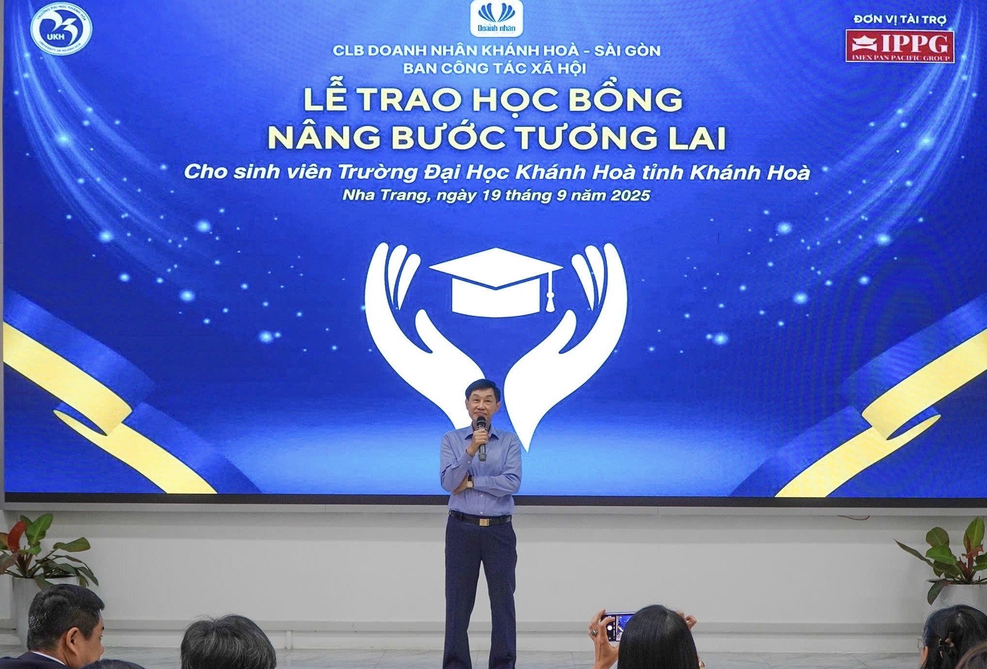Ông Johnathan Hạnh Nguyễn trao học bổng trị giá 1 tỉ đồng cho sinh viên Khánh Hòa- Ảnh 1. Ông Johnathan Hạnh Nguyễn trao học bổng trị giá 1 tỉ đồng cho sinh viên Khánh Hòa- Ảnh 1.