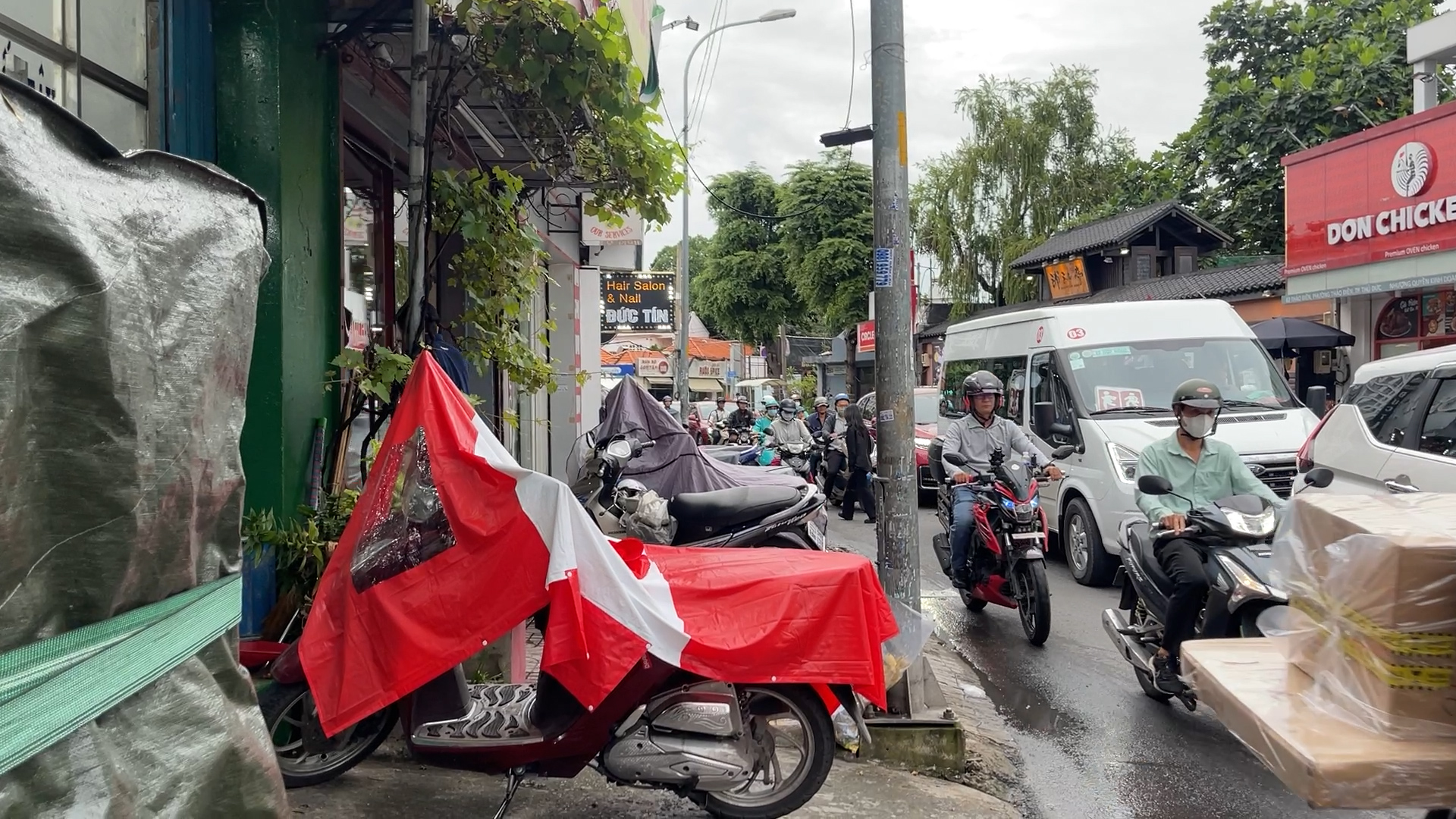 Chợ tự phát, xe cộ lấn hết vỉ…