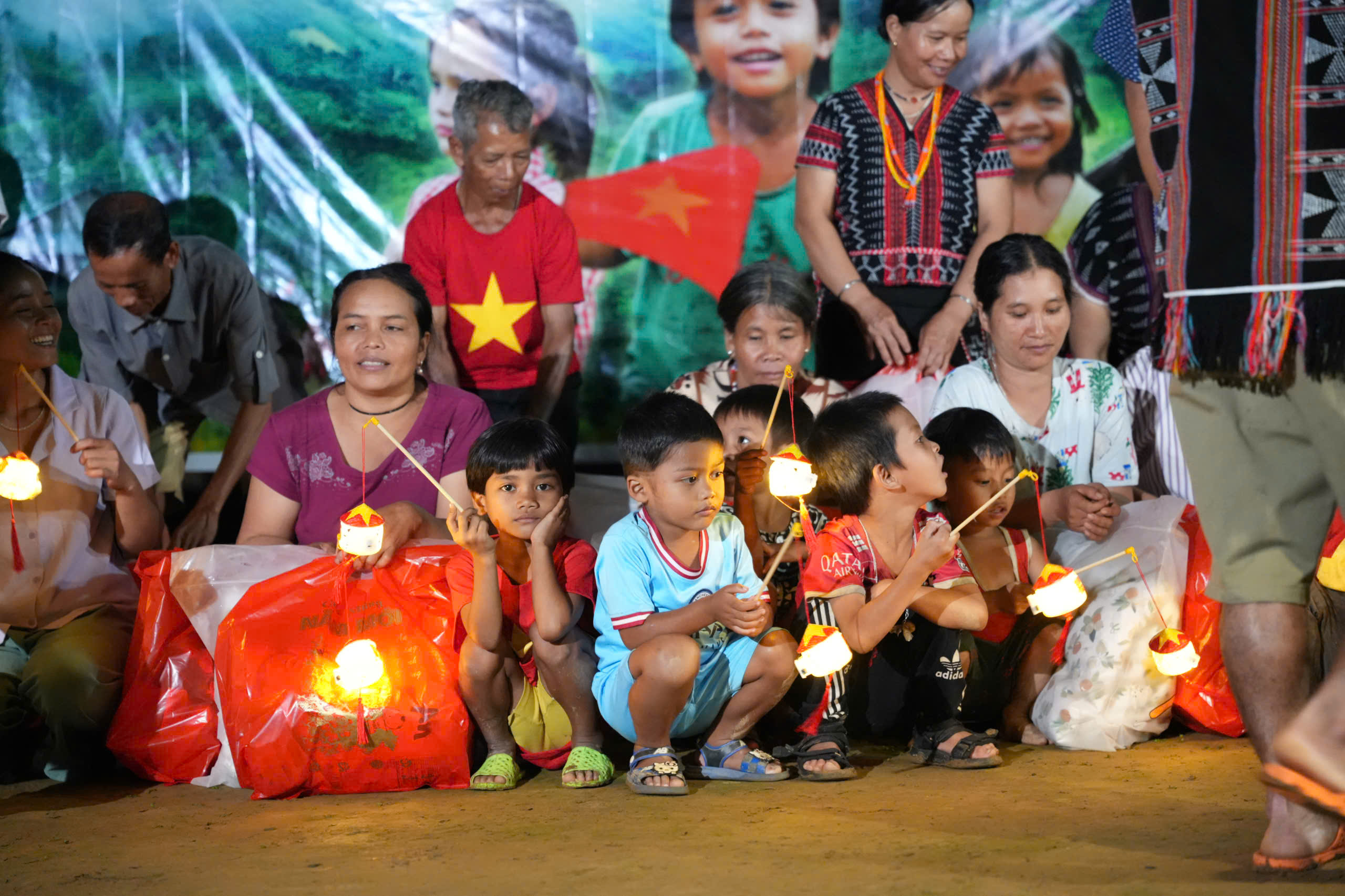 Thắp đèn lồng giữa đại ngàn, băng rừng mang Trung thu đến trẻ em biên giới  - Ảnh 7.