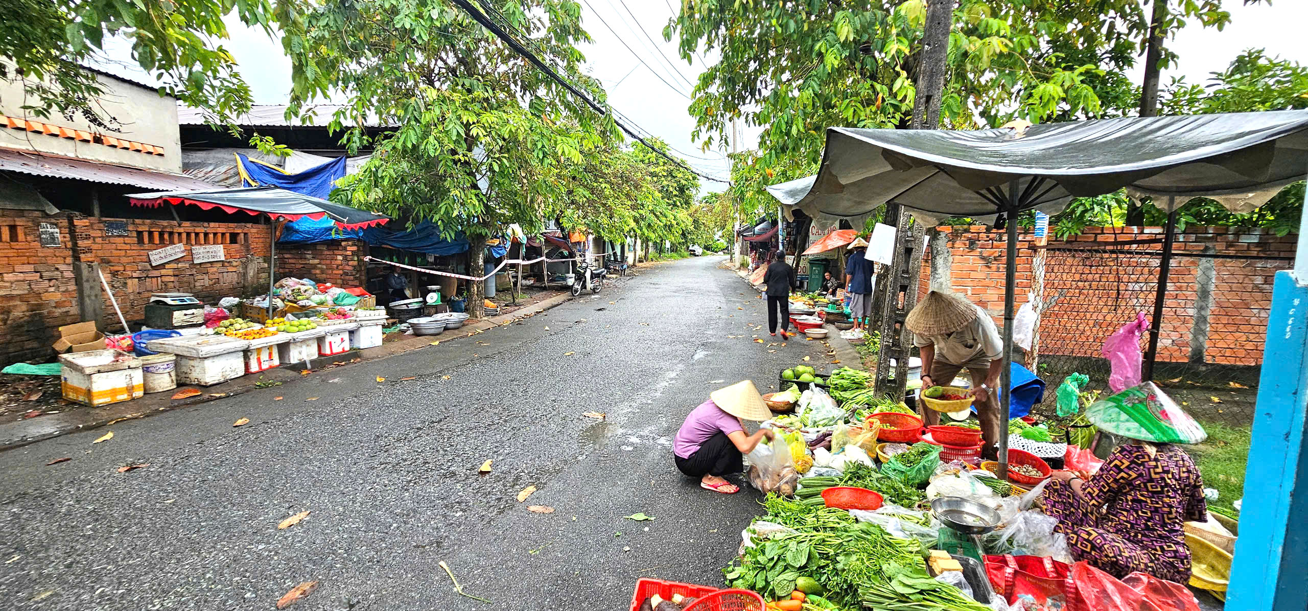 Cháy chợ Xuân Thới Sơn: Tiểu thương mất sạch vốn liếng, co ro bán hàng dưới mưa - Ảnh 4.