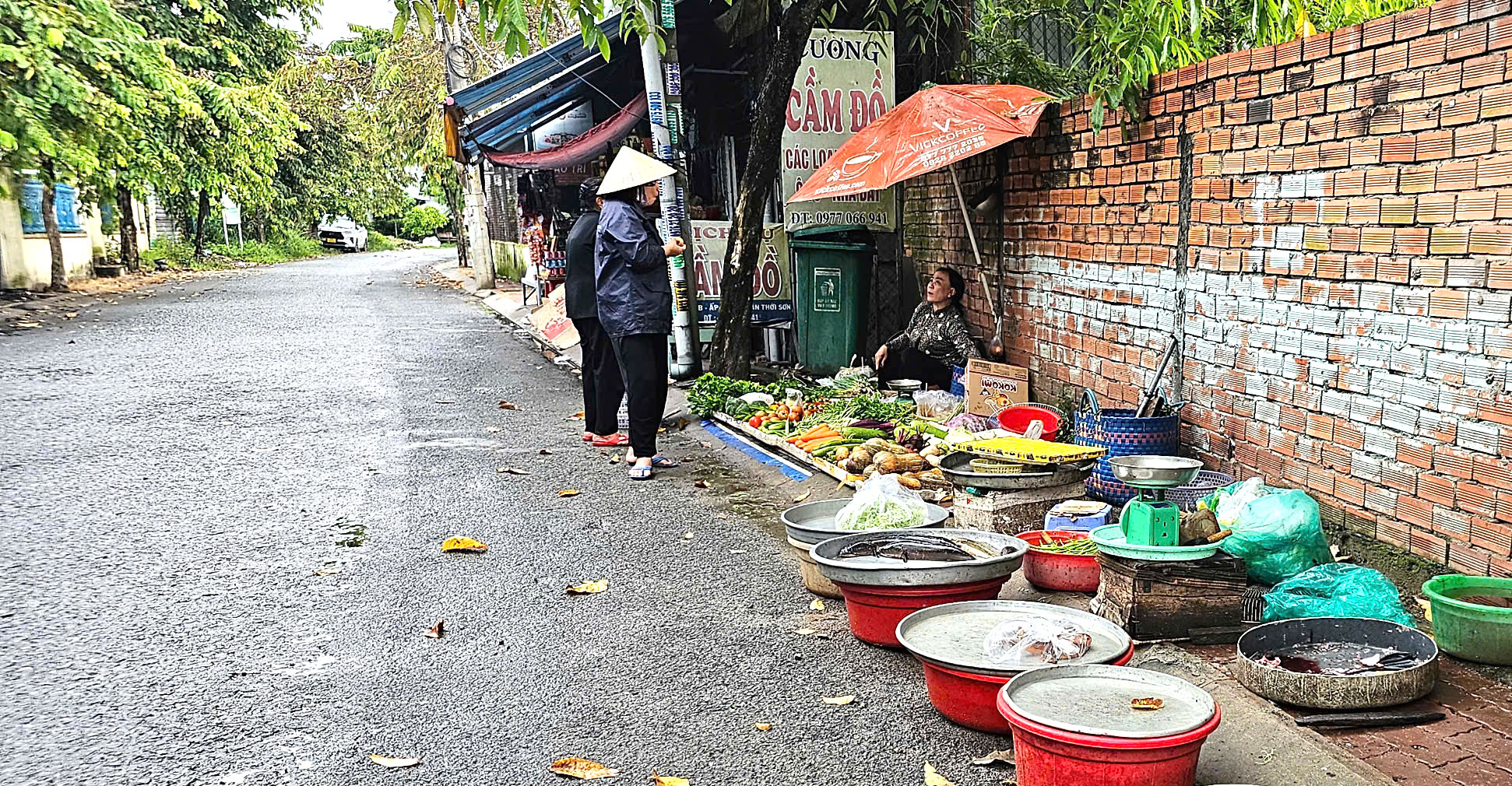 Cháy chợ Xuân Thới Sơn: Tiểu thương mất sạch vốn liếng, co ro bán hàng dưới mưa - Ảnh 3.
