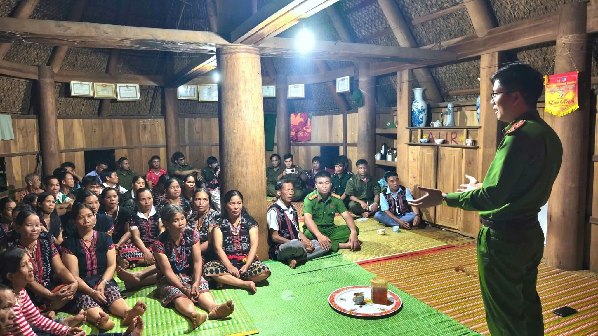 Thắp đèn lồng giữa đại ngàn, băng rừng mang Trung thu đến trẻ em biên giới  - Ảnh 11.