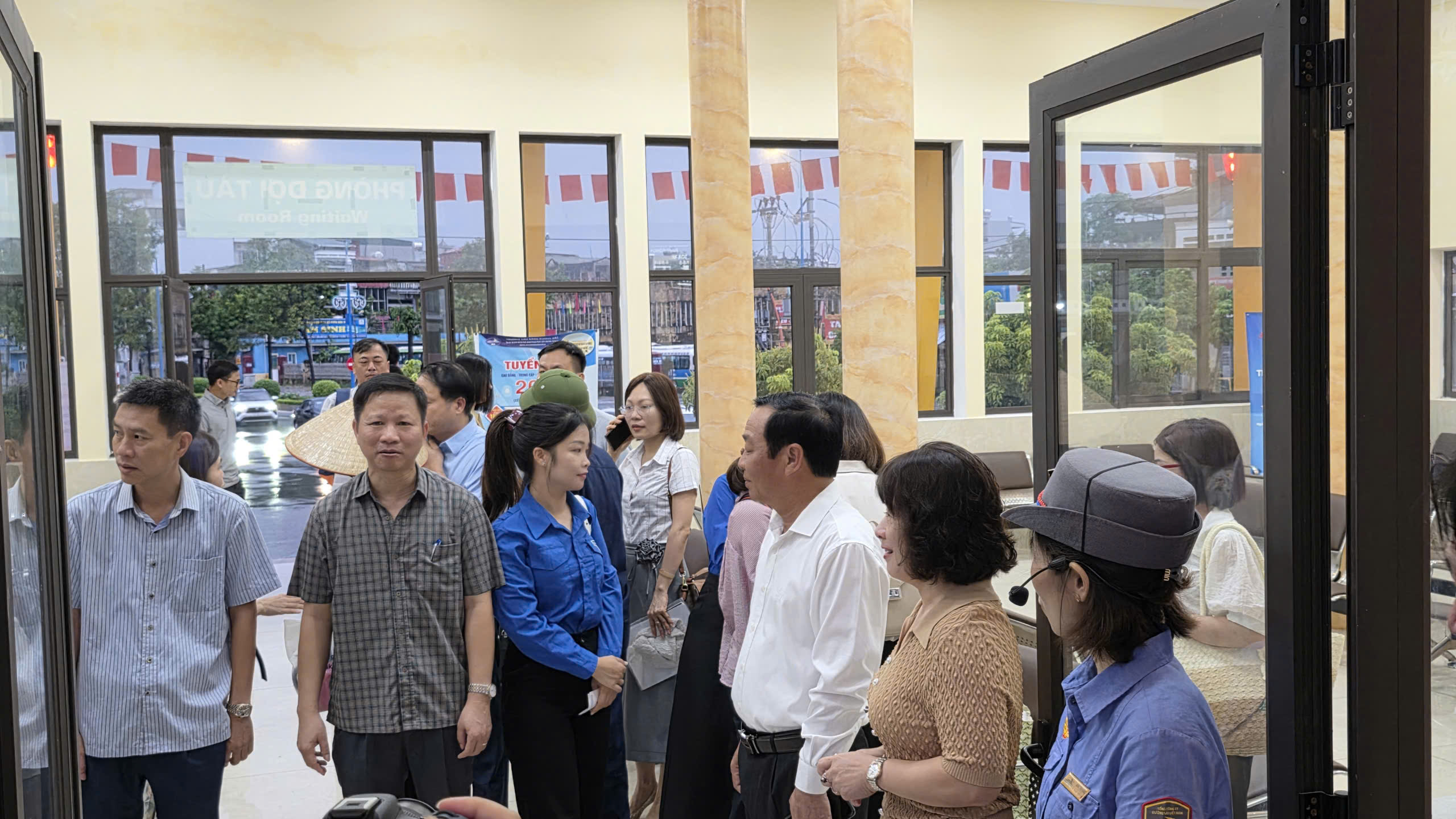 Hơn 180 cán bộ Hải Phòng đi làm bằng tàu hỏa từ sáng sớm- Ảnh 2.