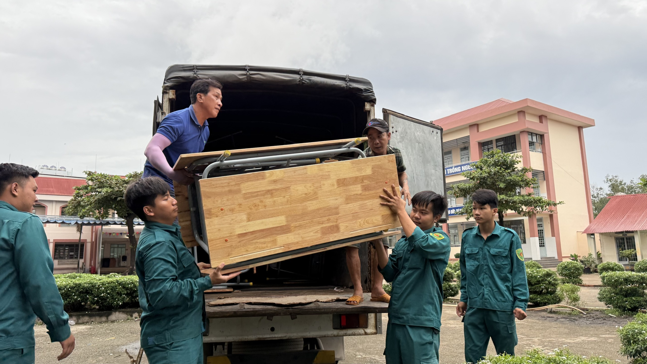 TP.HCM: Trường tiểu học Vĩnh Tân đã có 100 bộ bàn ghế mới - Ảnh 1.
