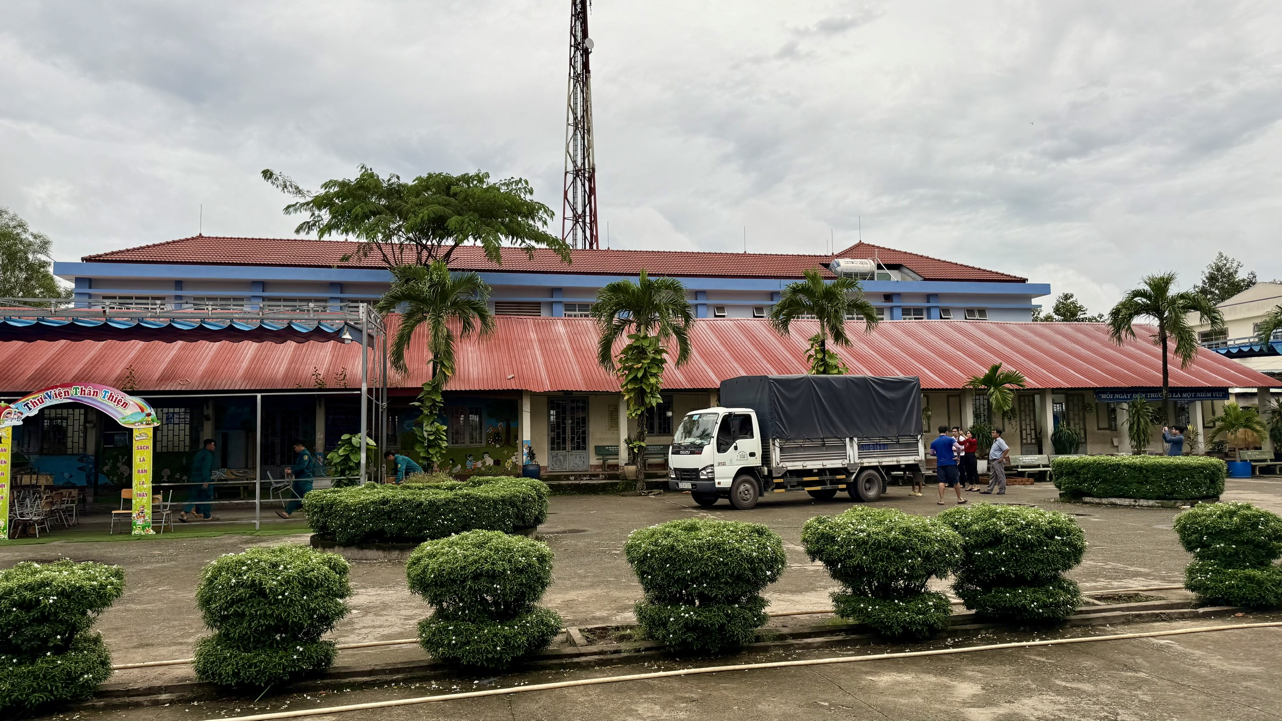 TP.HCM: Trường tiểu học Vĩnh Tân đã có 100 bộ bàn ghế mới - Ảnh 3.