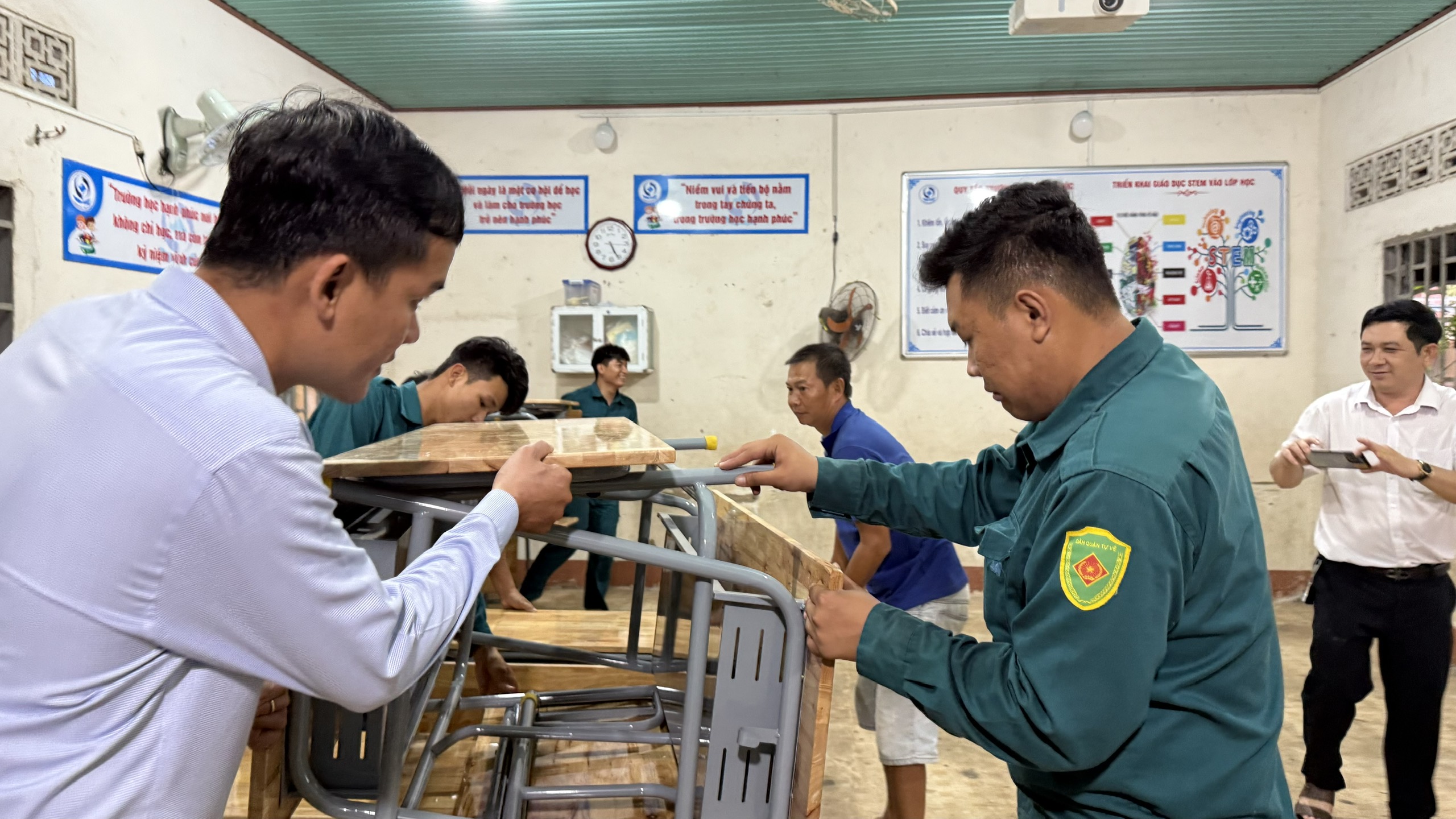 TP.HCM: Trường tiểu học Vĩnh Tân đã có 100 bộ bàn ghế mới - Ảnh 4.