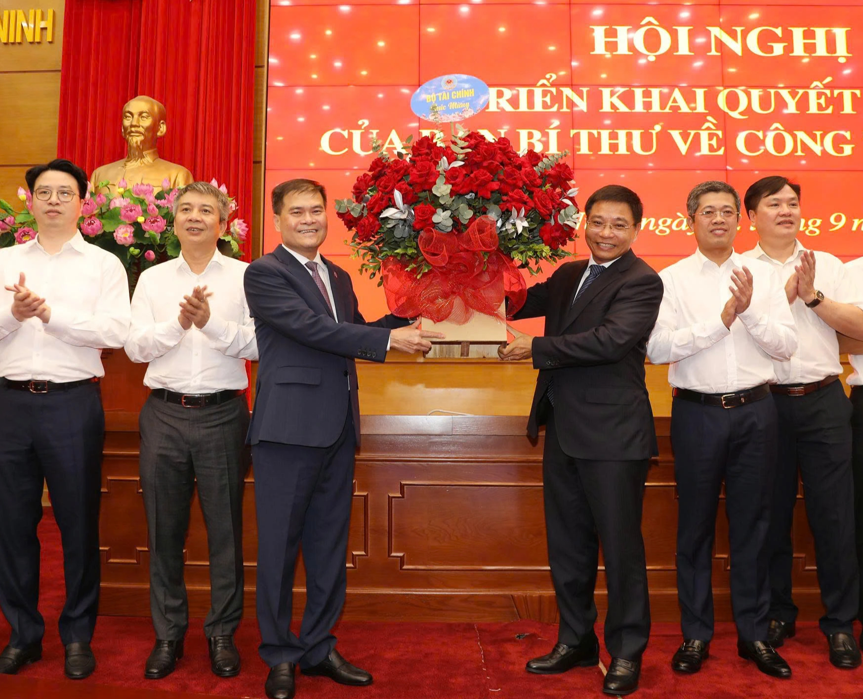 Ông Bùi Văn Khắng làm Chủ tịch tỉnh Quảng Ninh- Ảnh 2. Ông Bùi Văn Khắng làm Chủ tịch tỉnh Quảng Ninh- Ảnh 2.