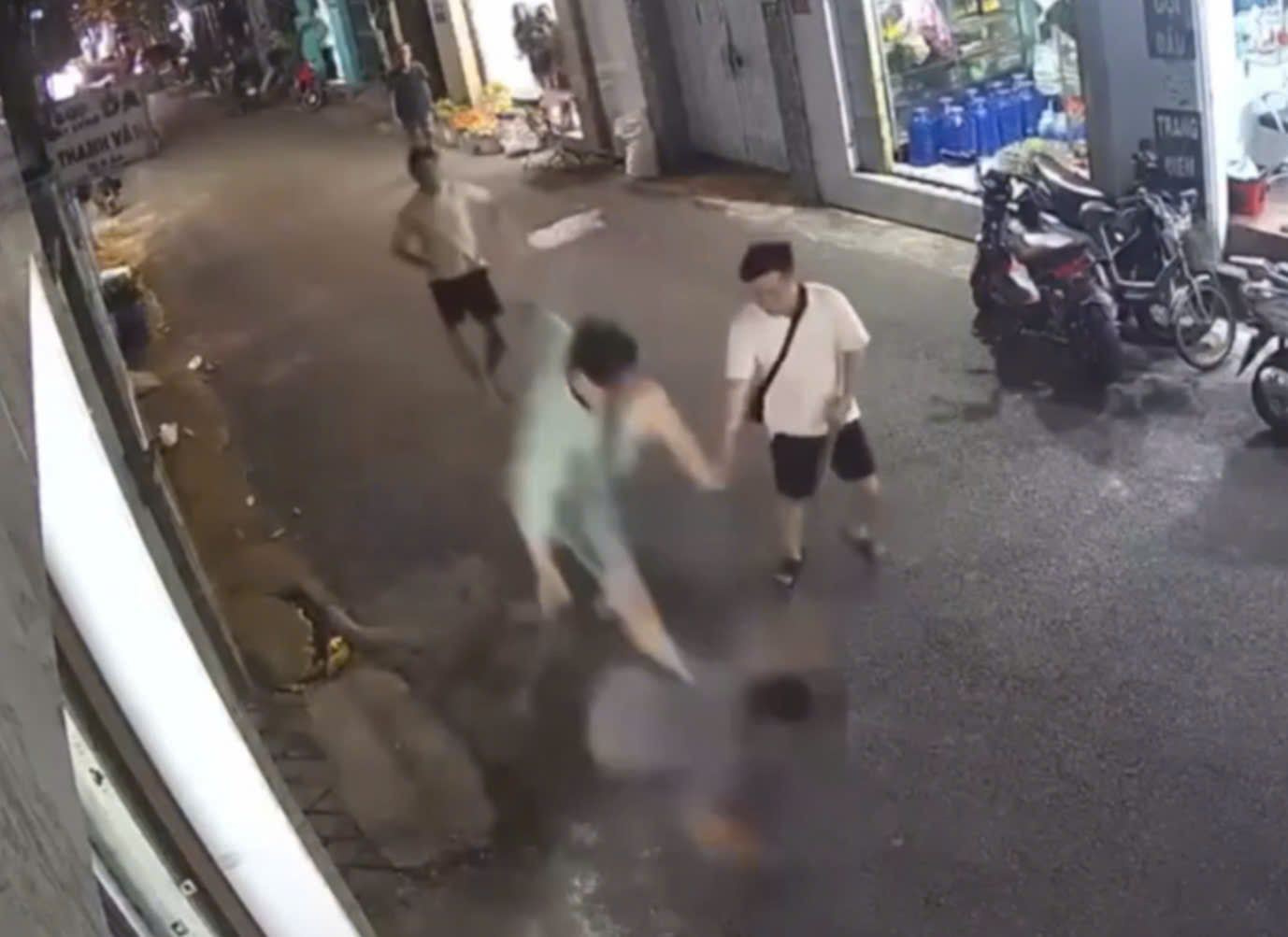 TP.HCM: Người đàn ông bị truy đuổi, hành hung ngất giữa đường - Ảnh 1.