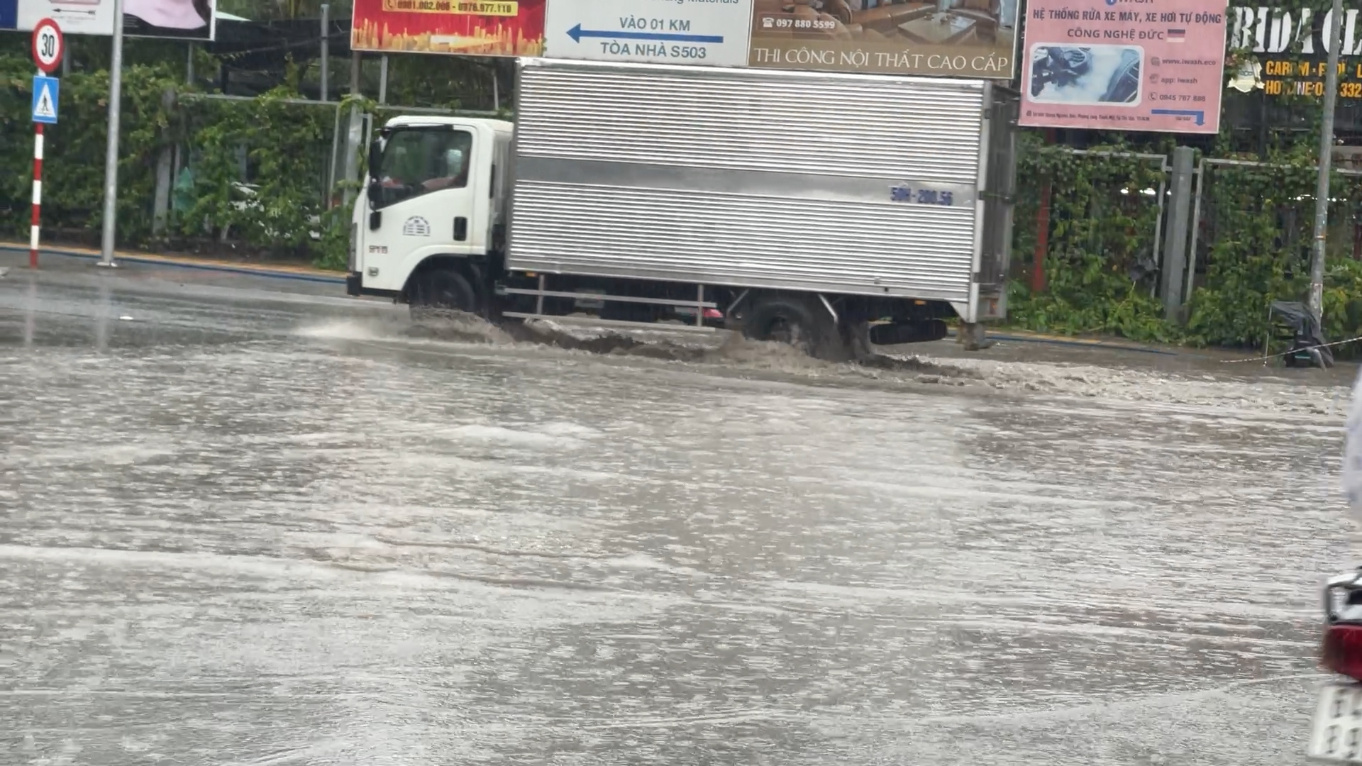 TP.HCM mưa lớn giờ tan trường buổi trưa, học sinh ướt rượt chờ cha mẹ đ&oacute;n - Ảnh 3.