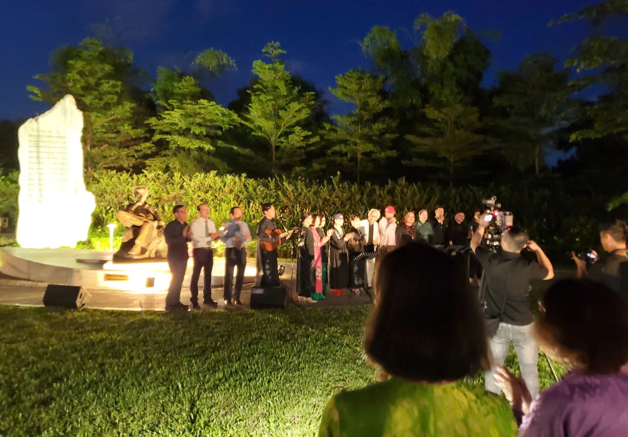 Érection de la grande stèle de la Main Tenue au parc Trinh Cong Son à Hué - Photo 5. Dựng bia Nối vòng tay lớn tại công viên Trịnh Công Sơn ở Huế- Ảnh 5.