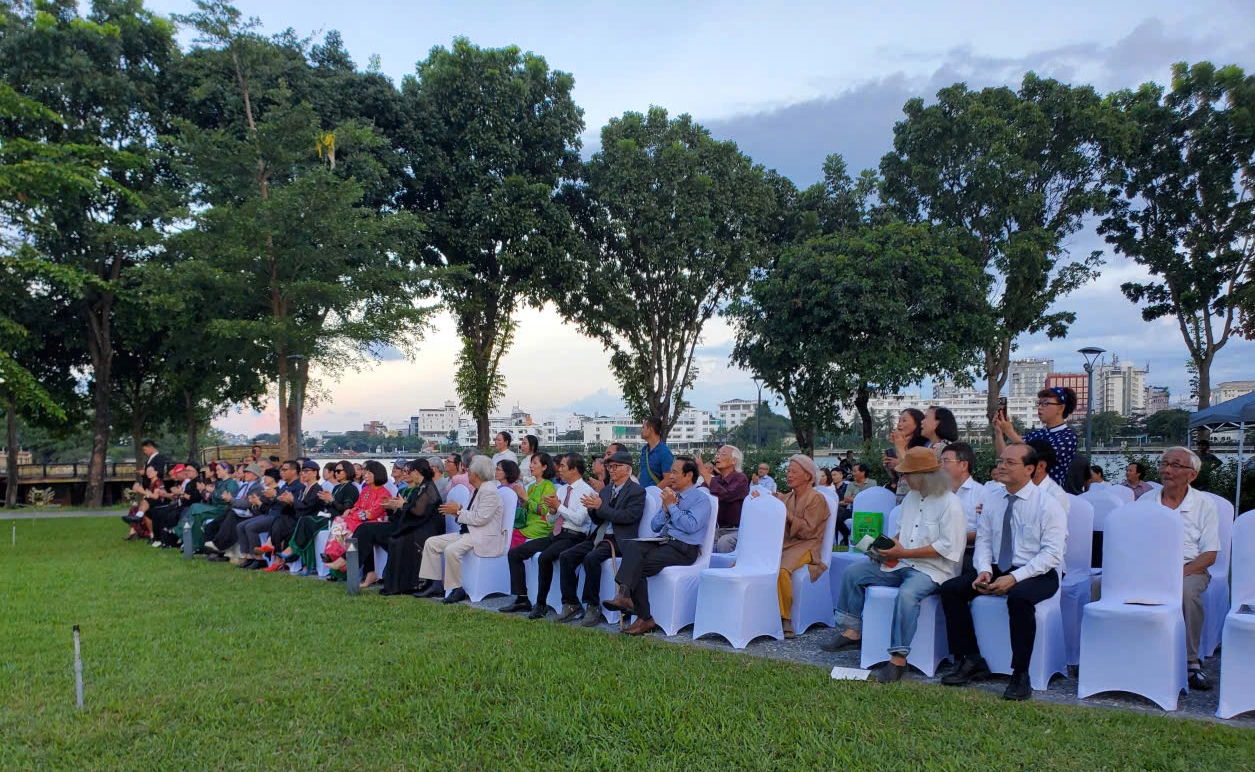 Érection de la grande stèle de la Main Tenue au parc Trinh Cong Son à Hué - Photo 4. Dựng bia Nối vòng tay lớn tại công viên Trịnh Công Sơn ở Huế- Ảnh 4.