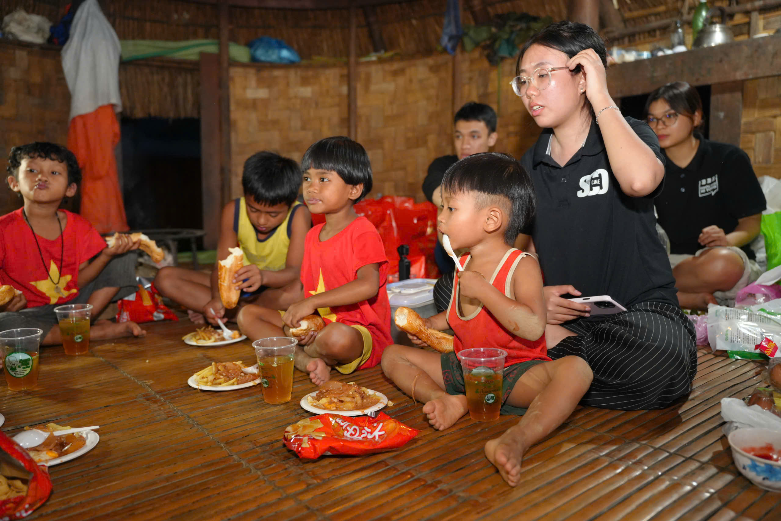Thắp đèn lồng giữa đại ngàn, băng rừng mang Trung thu đến trẻ em biên giới  - Ảnh 6.