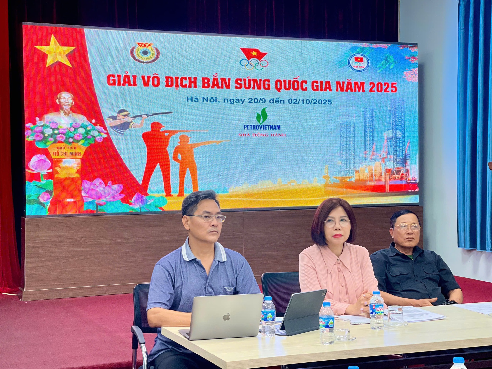 Šampion ASIAD Pham Quang Huy a nejlepší čtyřka z olympijských her Trinh Thu Vinh soutěží v národním střeleckém turnaji - Foto 5. Nhà vô địch ASIAD Phạm Quang Huy và tốp 4 Olympic Trịnh Thu Vinh đấu giải bắn súng quốc gia- Ảnh 5.