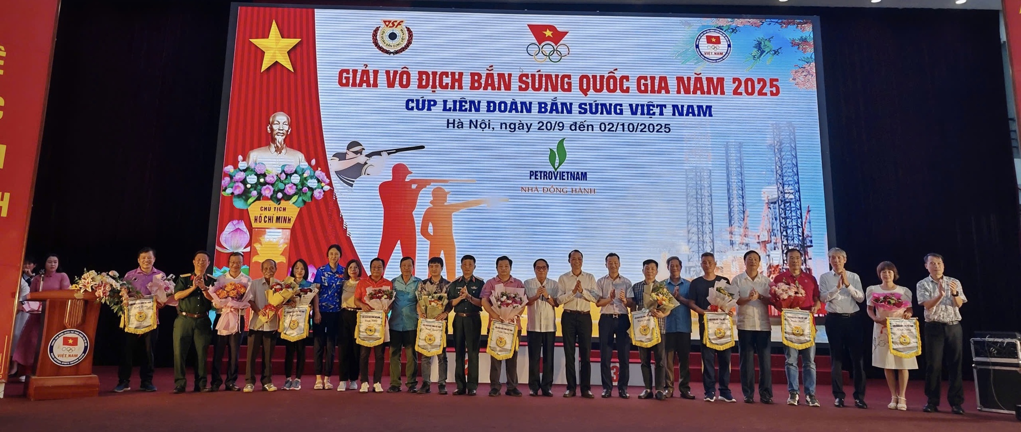 Šampion ASIAD Pham Quang Huy a čtyřka nejlepších na olympijských hrách Trinh Thu Vinh soutěží v národním střeleckém turnaji - Foto 1. Nhà vô địch ASIAD Phạm Quang Huy và tốp 4 Olympic Trịnh Thu Vinh đấu giải bắn súng quốc gia- Ảnh 1.